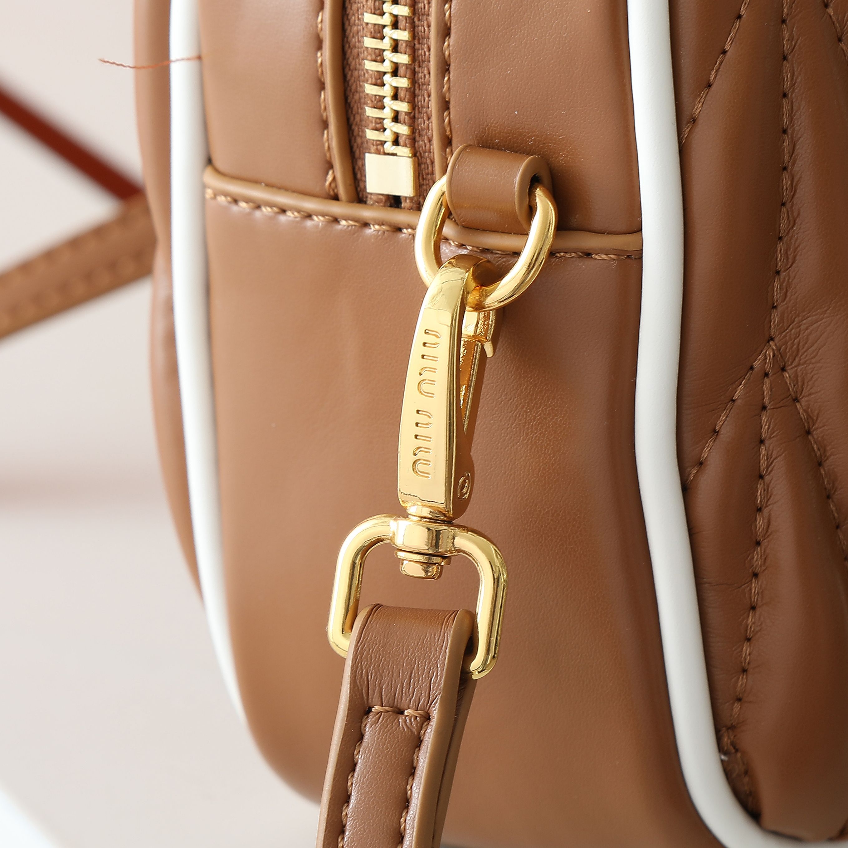 配盒秋冬到了，让miumiu的保龄球包为你扛大旗|||救命啊！！！这款保龄球包也太可爱了吧！
超百搭
必