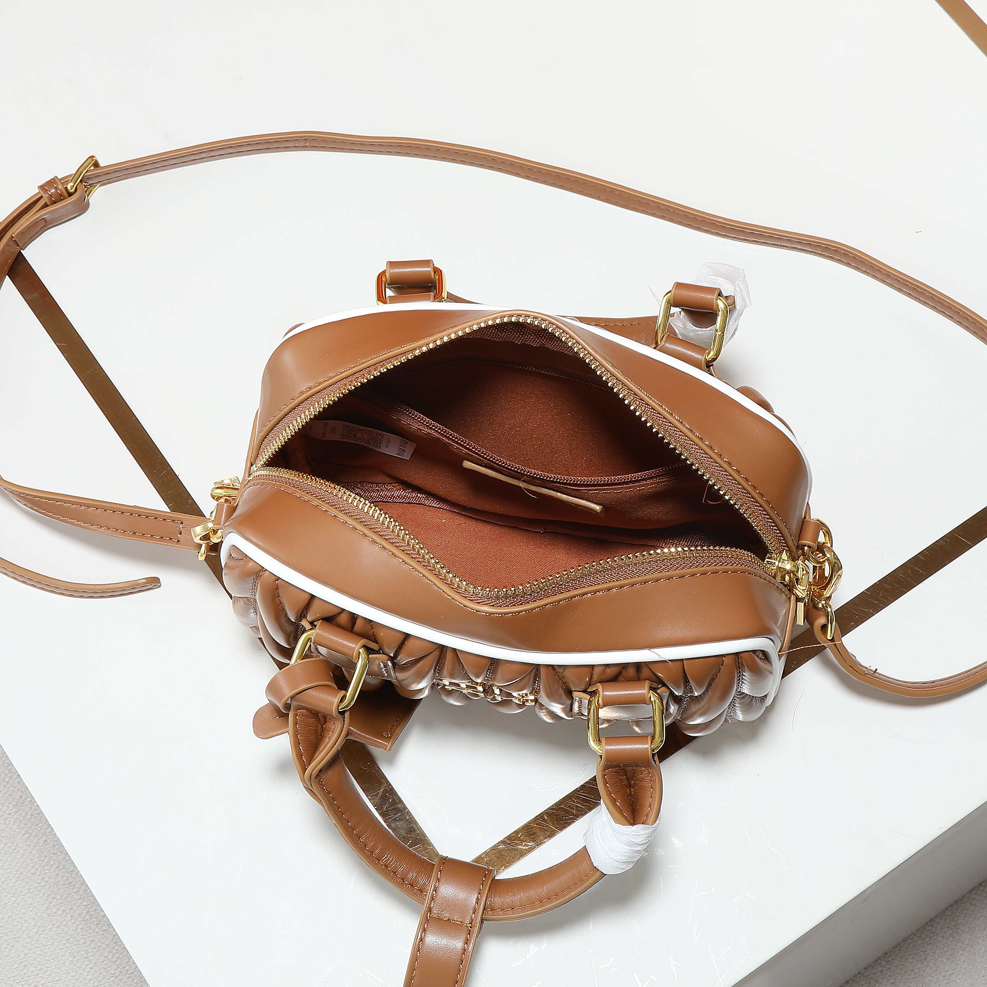 配盒秋冬到了，让miumiu的保龄球包为你扛大旗|||救命啊！！！这款保龄球包也太可爱了吧！
超百搭
必