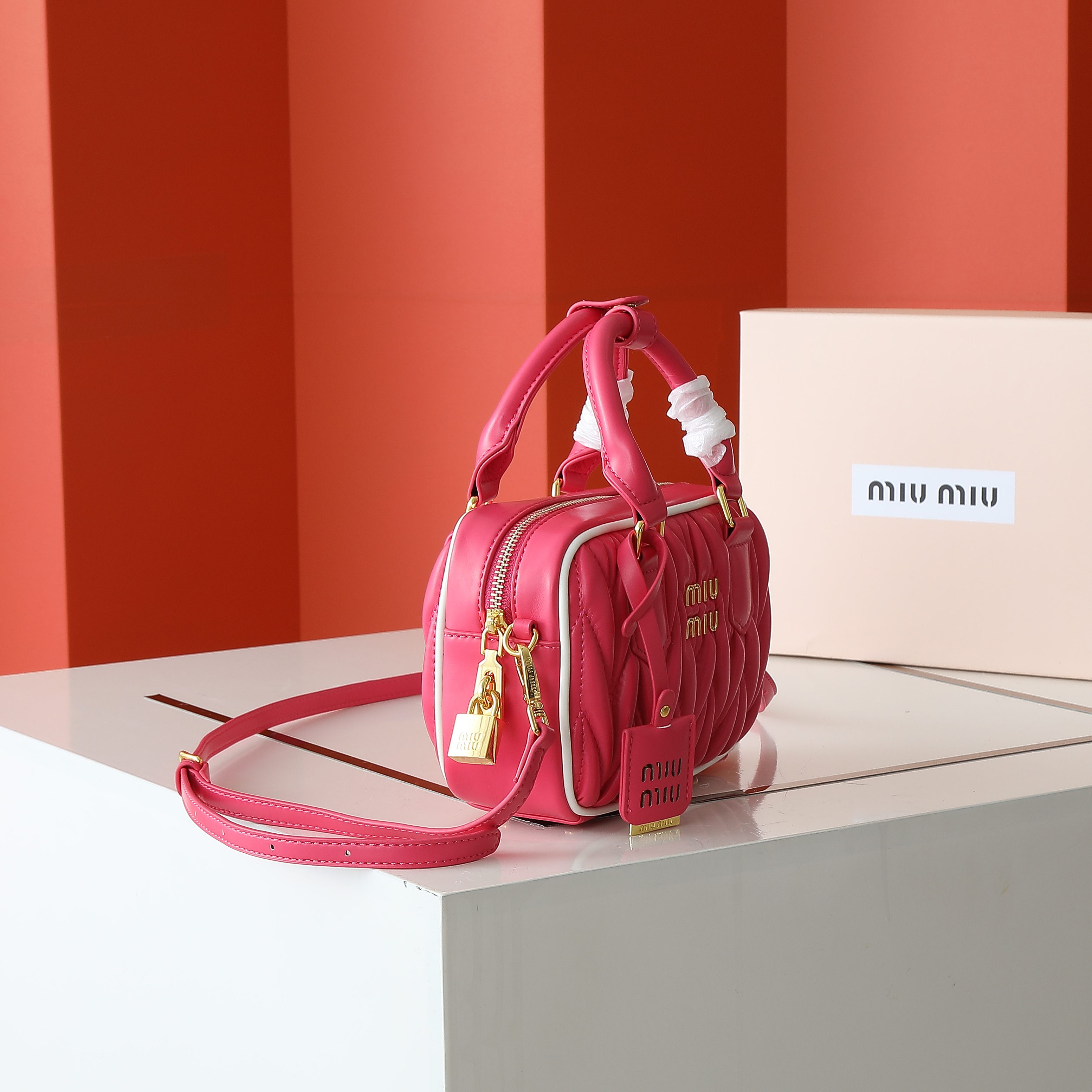 配盒秋冬到了，让miumiu的保龄球包为你扛大旗|||救命啊！！！这款保龄球包也太可爱了吧！
超百搭
必