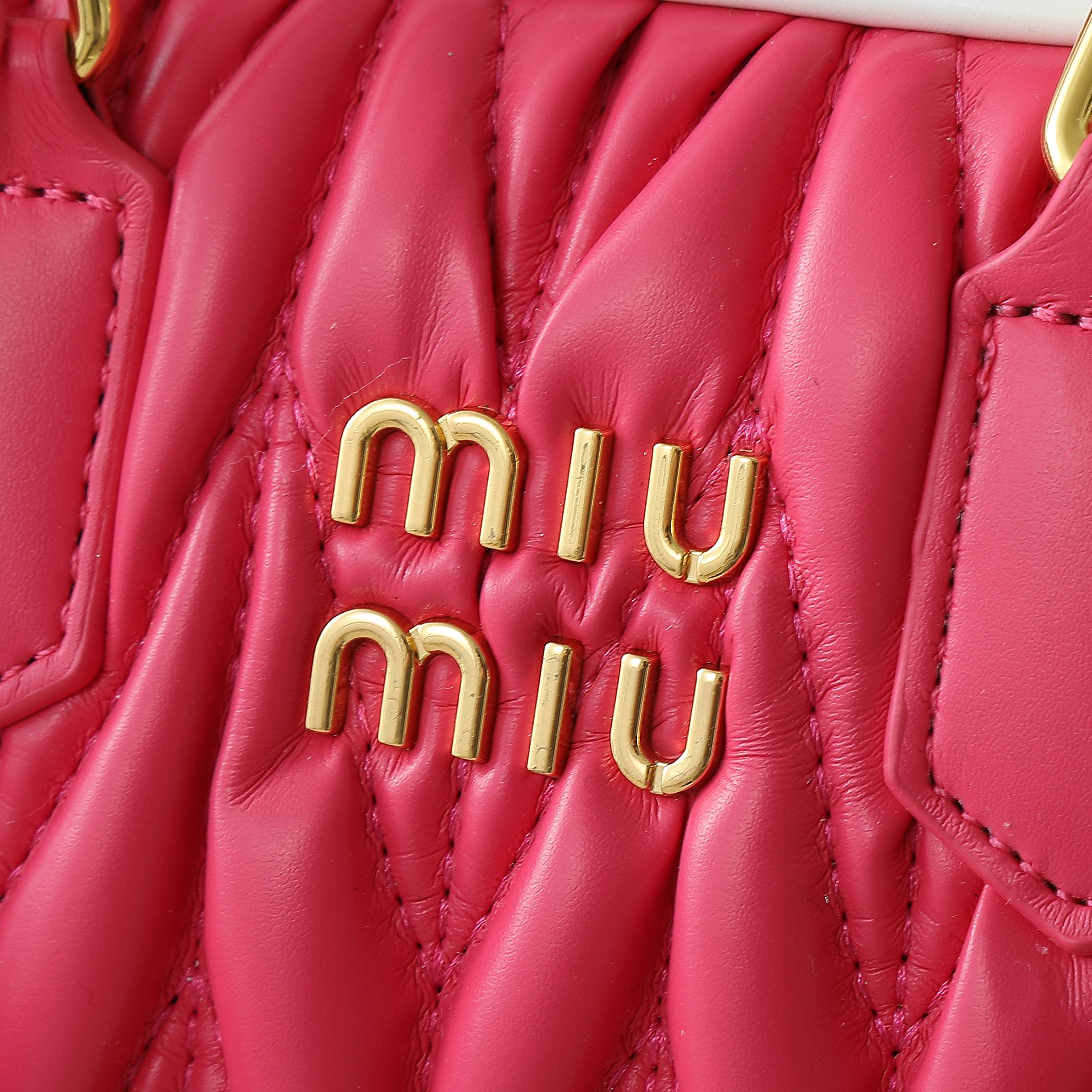 配盒秋冬到了，让miumiu的保龄球包为你扛大旗|||救命啊！！！这款保龄球包也太可爱了吧！
超百搭
必