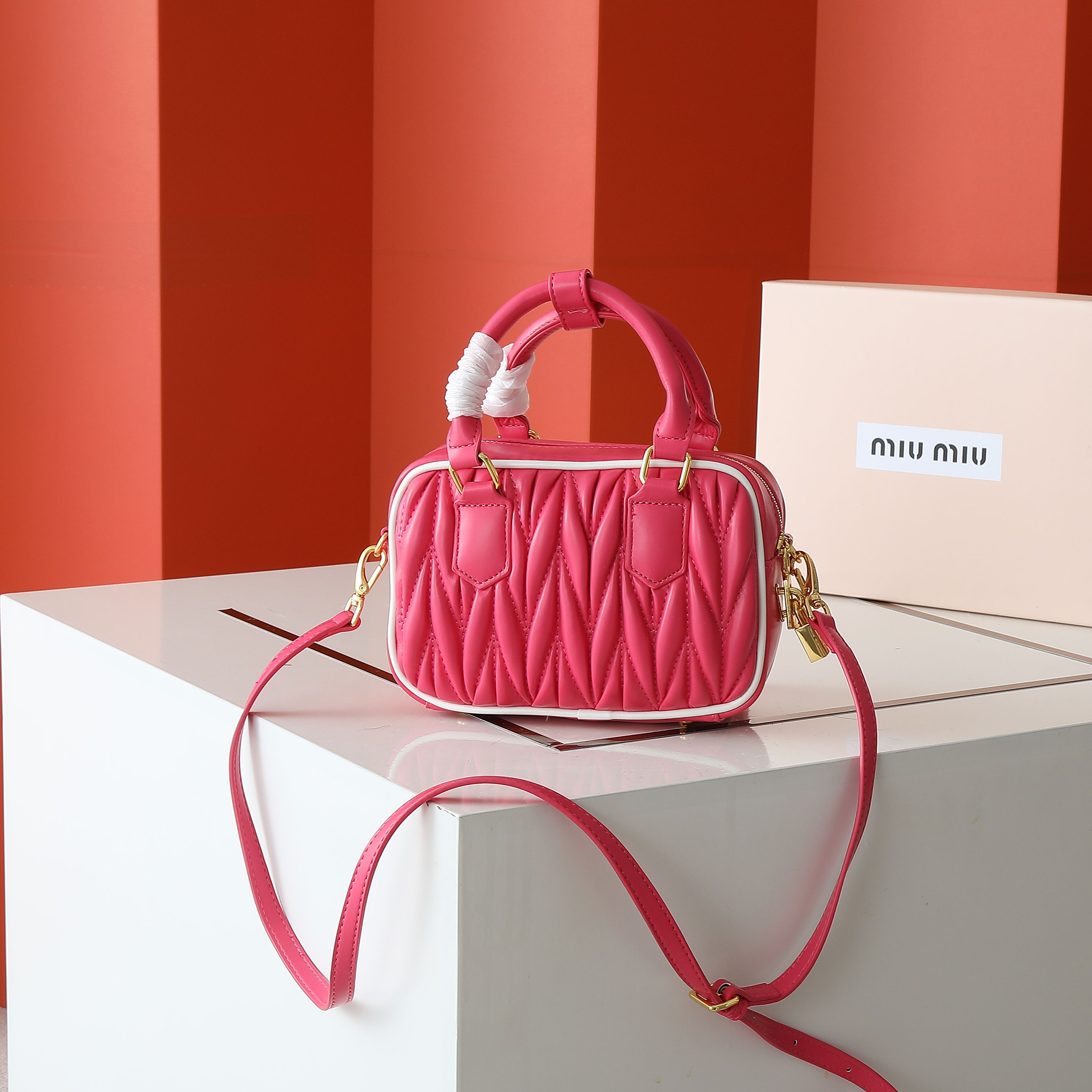 配盒秋冬到了，让miumiu的保龄球包为你扛大旗|||救命啊！！！这款保龄球包也太可爱了吧！
超百搭
必