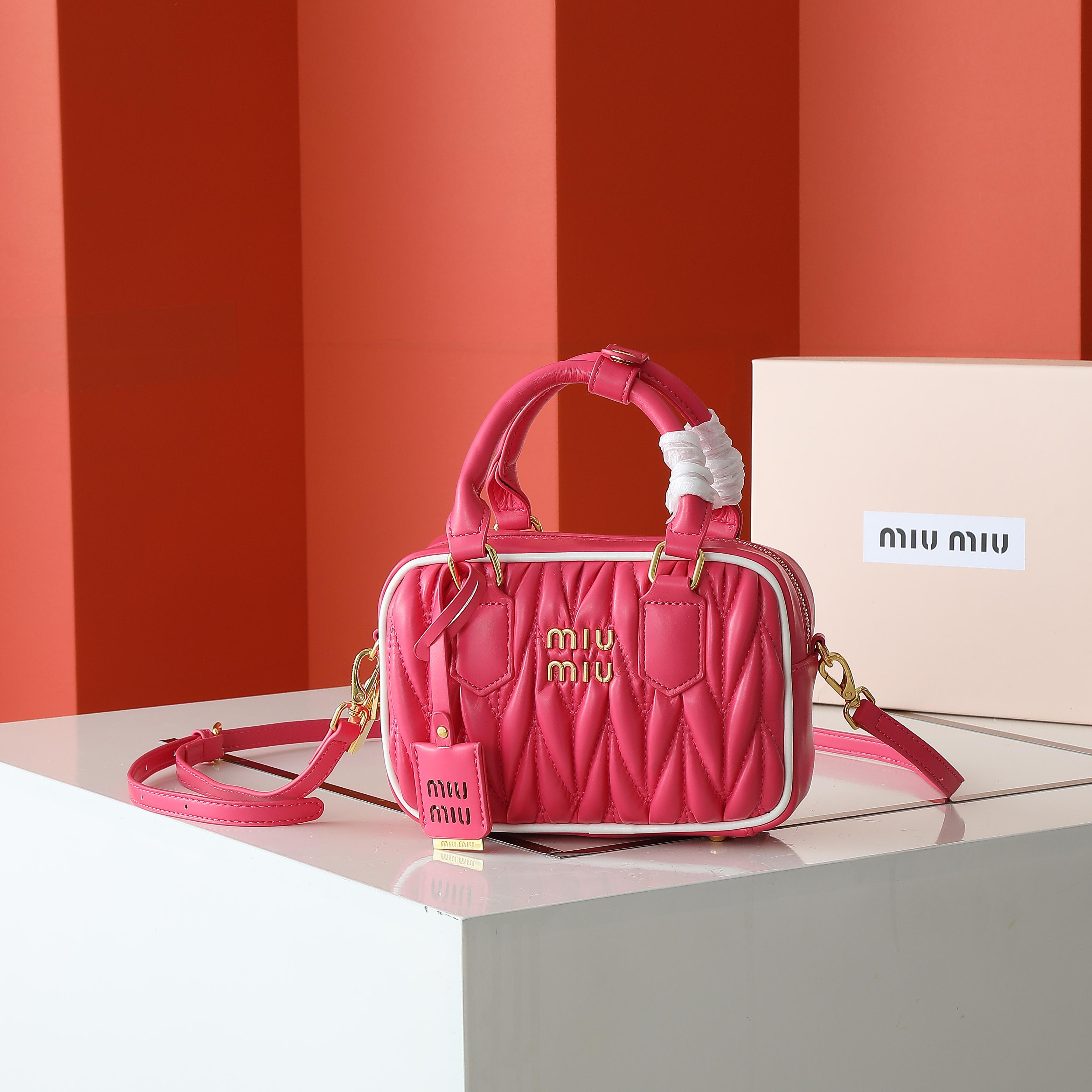 配盒秋冬到了，让miumiu的保龄球包为你扛大旗|||救命啊！！！这款保龄球包也太可爱了吧！
超百搭
必