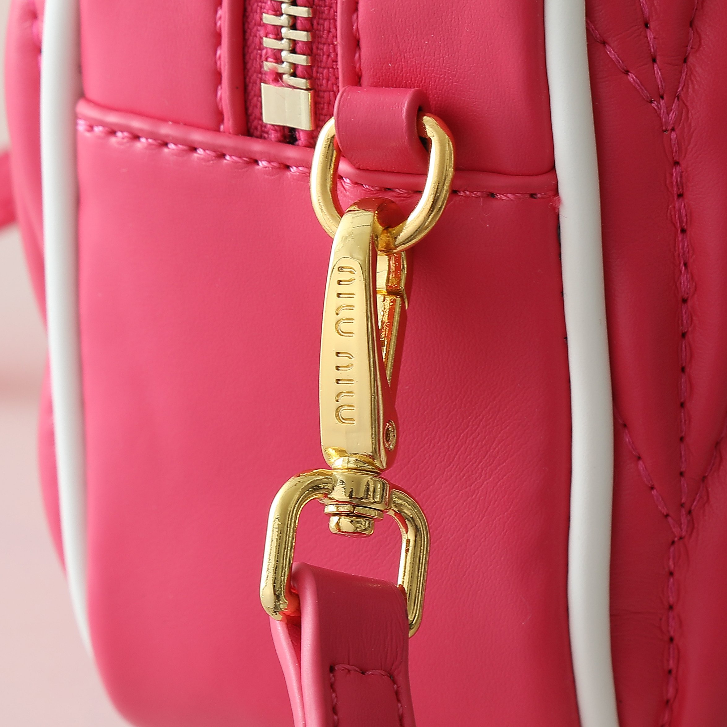 配盒秋冬到了，让miumiu的保龄球包为你扛大旗|||救命啊！！！这款保龄球包也太可爱了吧！
超百搭
必