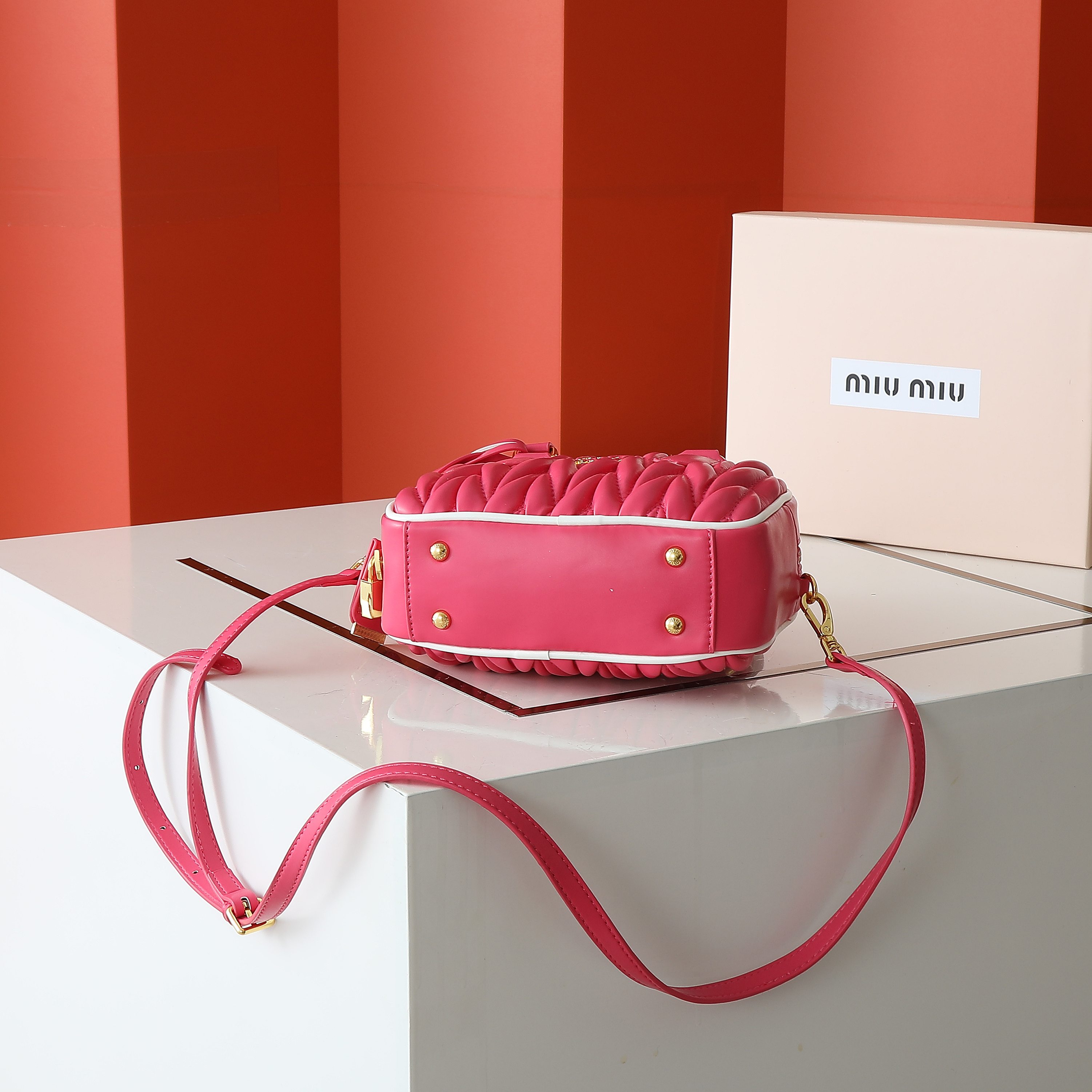 配盒秋冬到了，让miumiu的保龄球包为你扛大旗|||救命啊！！！这款保龄球包也太可爱了吧！
超百搭
必