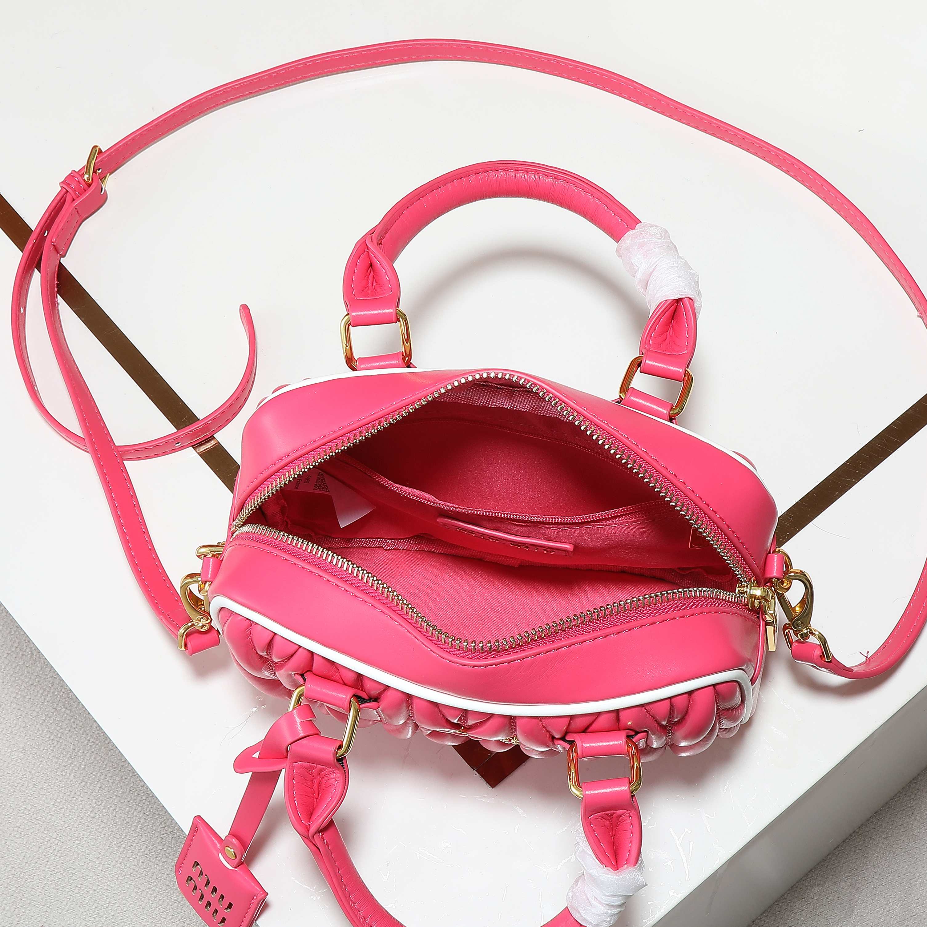 配盒秋冬到了，让miumiu的保龄球包为你扛大旗|||救命啊！！！这款保龄球包也太可爱了吧！
超百搭
必