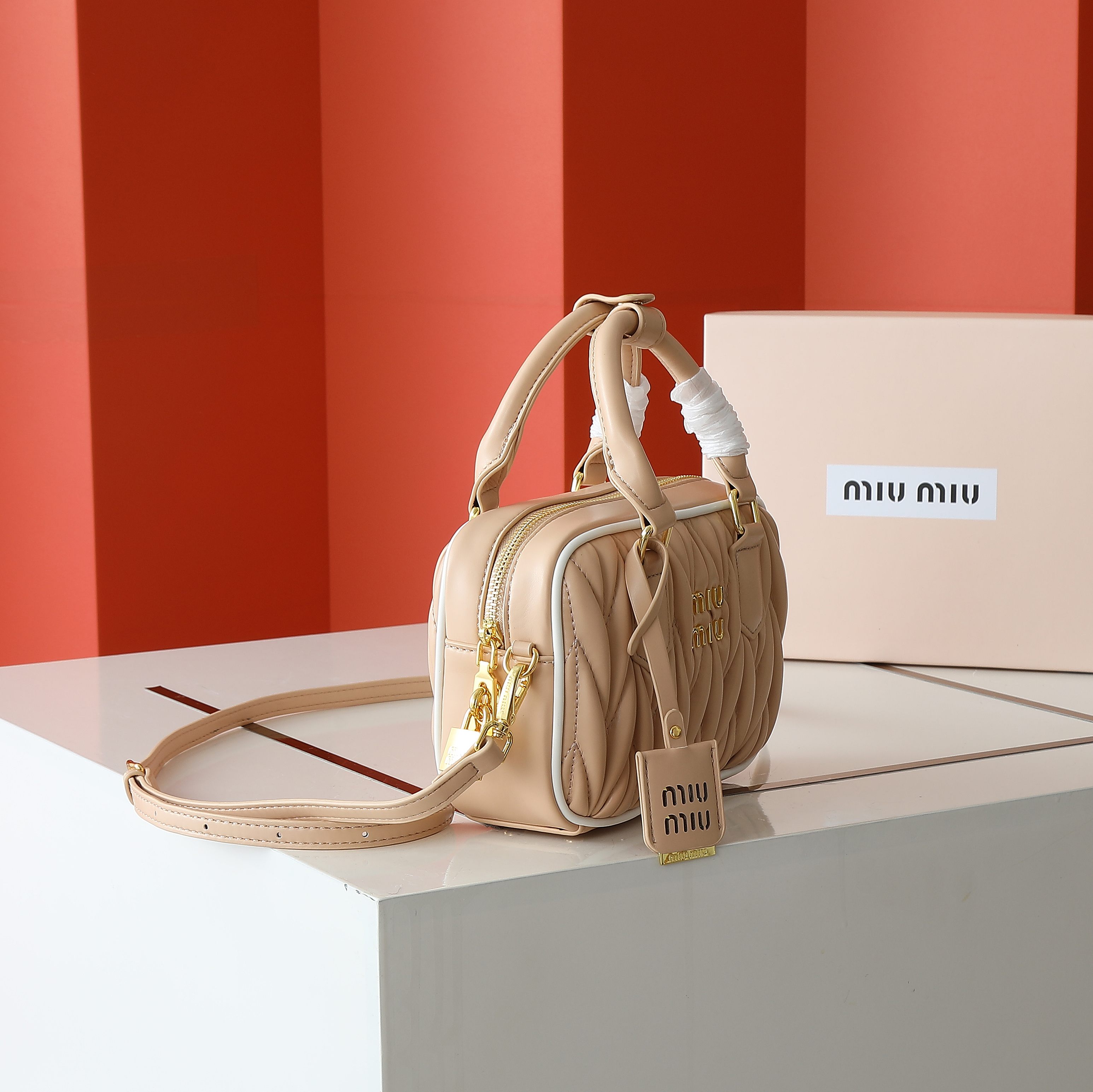 配盒秋冬到了，让miumiu的保龄球包为你扛大旗|||救命啊！！！这款保龄球包也太可爱了吧！
超百搭
必