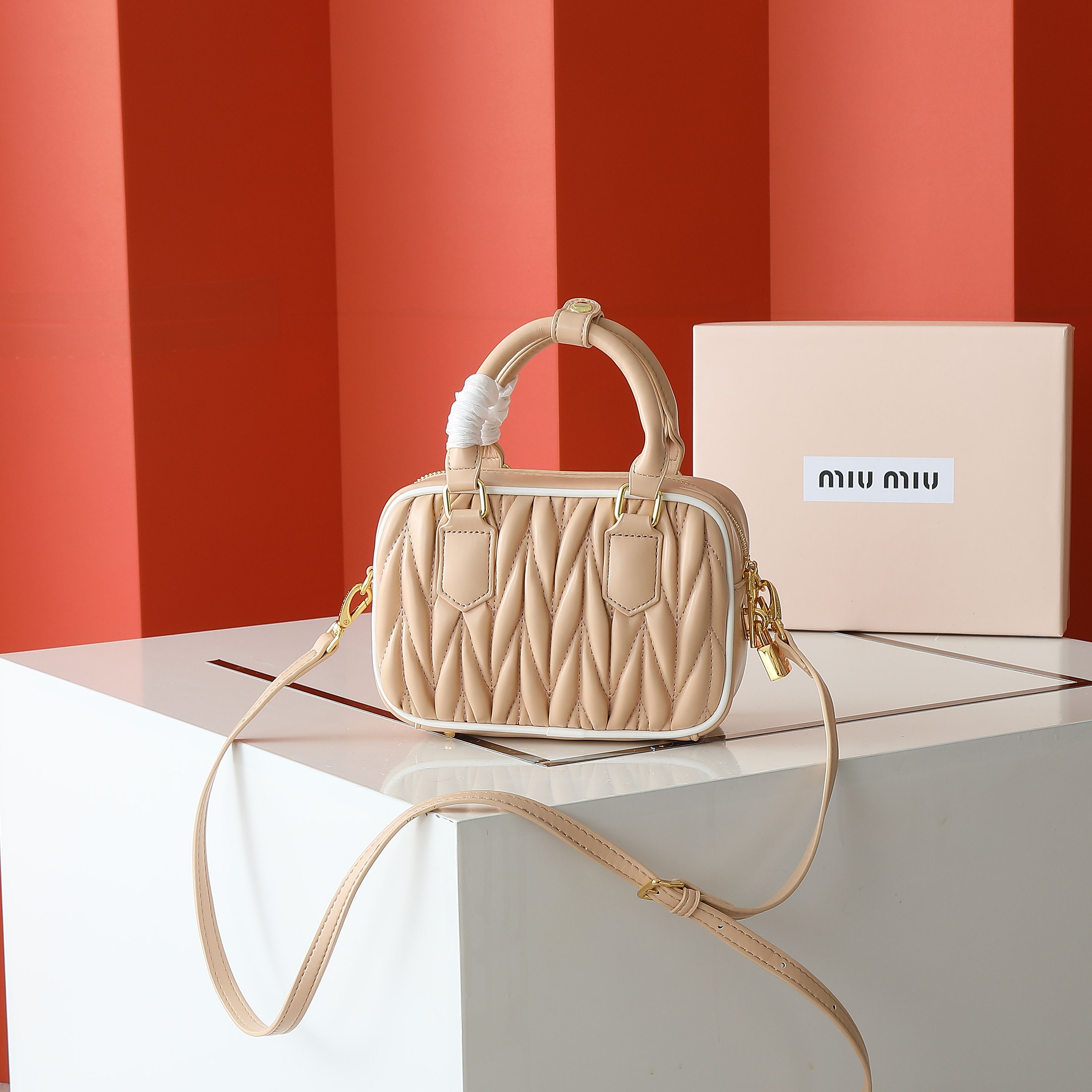 配盒秋冬到了，让miumiu的保龄球包为你扛大旗|||救命啊！！！这款保龄球包也太可爱了吧！
超百搭
必