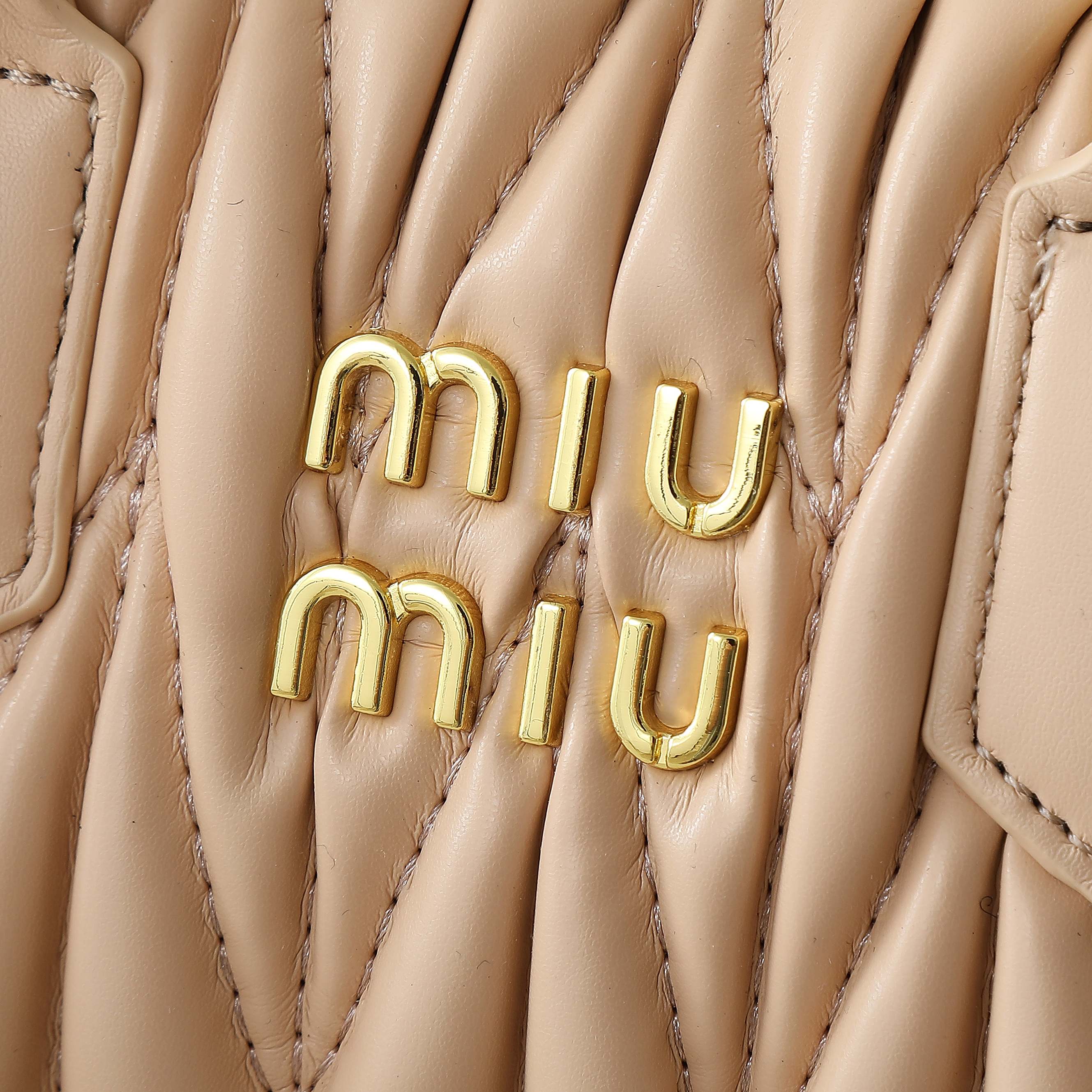 配盒秋冬到了，让miumiu的保龄球包为你扛大旗|||救命啊！！！这款保龄球包也太可爱了吧！
超百搭
必