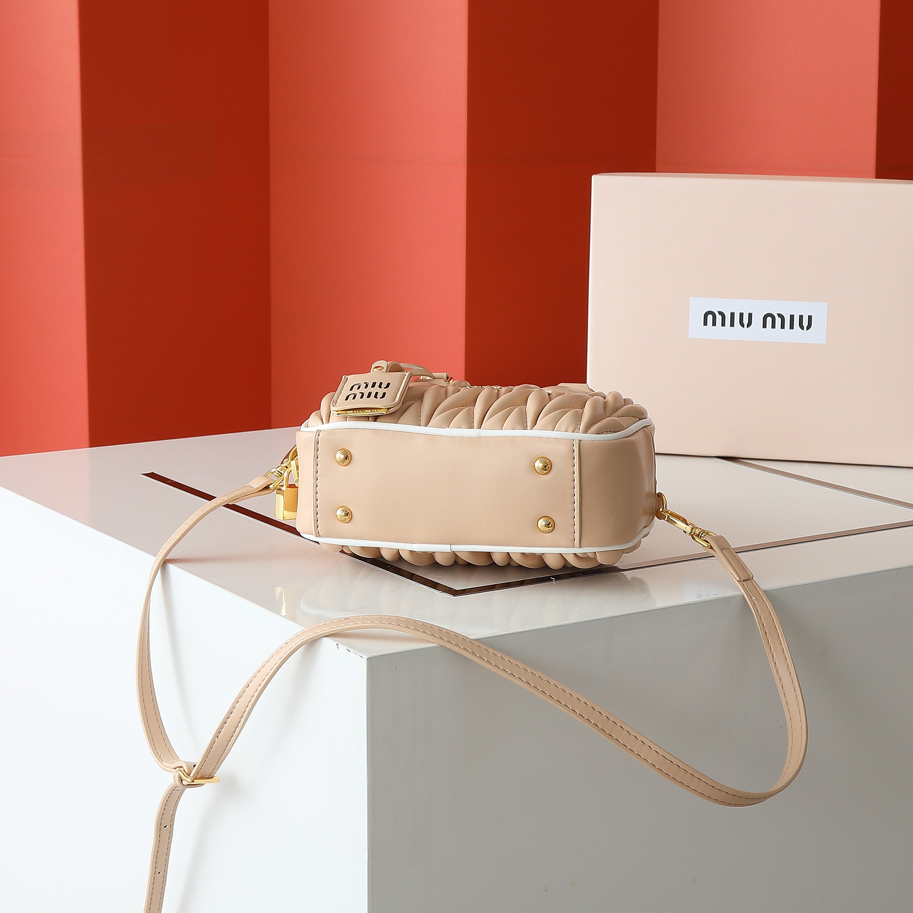 配盒秋冬到了，让miumiu的保龄球包为你扛大旗|||救命啊！！！这款保龄球包也太可爱了吧！
超百搭
必