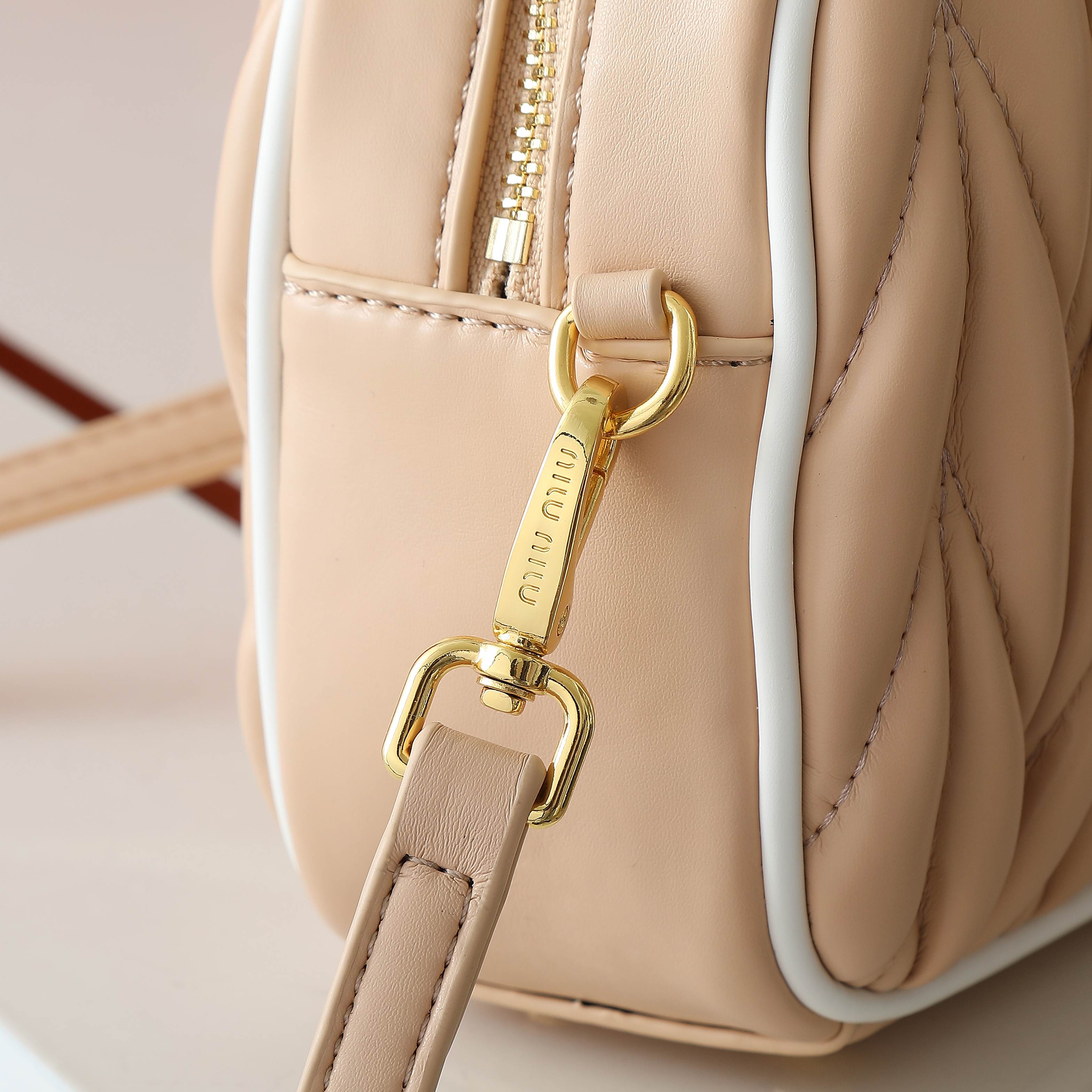 配盒秋冬到了，让miumiu的保龄球包为你扛大旗|||救命啊！！！这款保龄球包也太可爱了吧！
超百搭
必