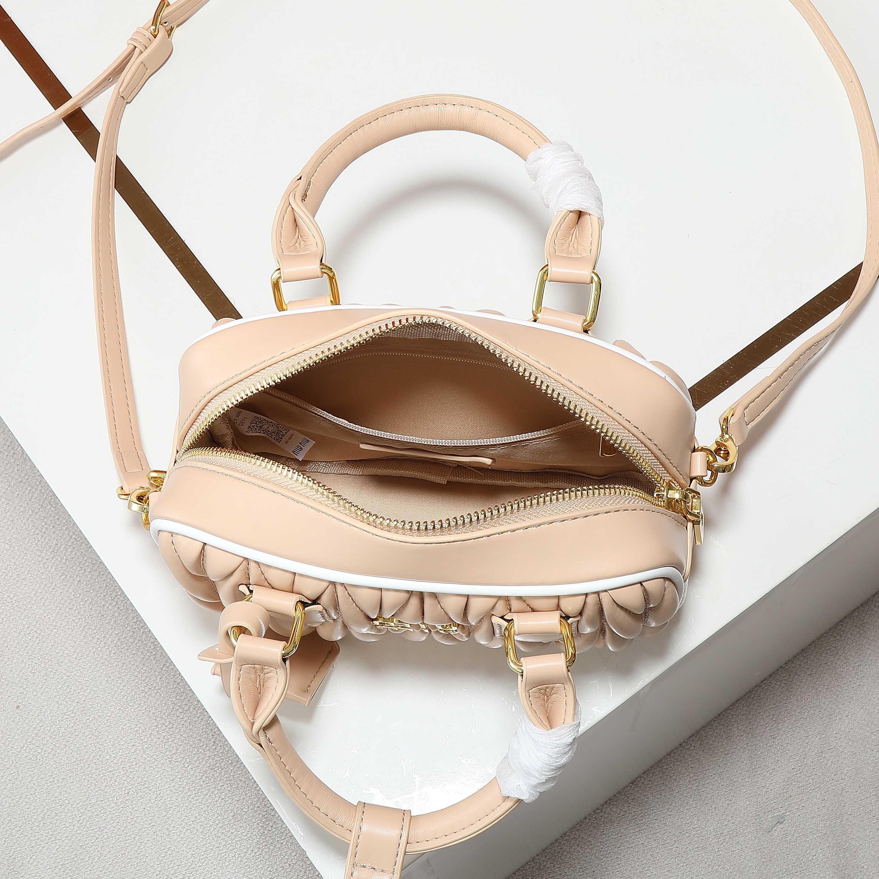 配盒秋冬到了，让miumiu的保龄球包为你扛大旗|||救命啊！！！这款保龄球包也太可爱了吧！
超百搭
必