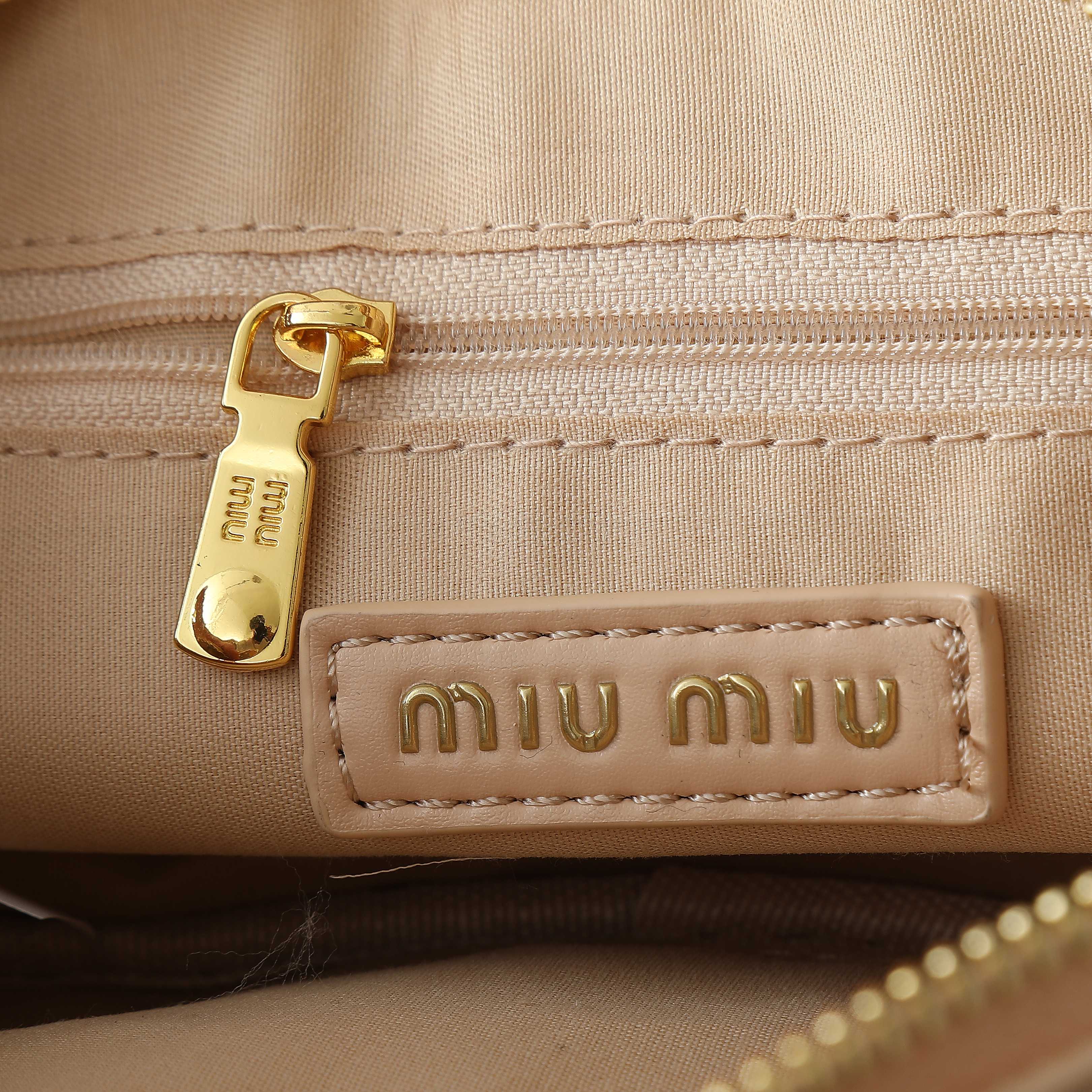 配盒秋冬到了，让miumiu的保龄球包为你扛大旗|||救命啊！！！这款保龄球包也太可爱了吧！
超百搭
必