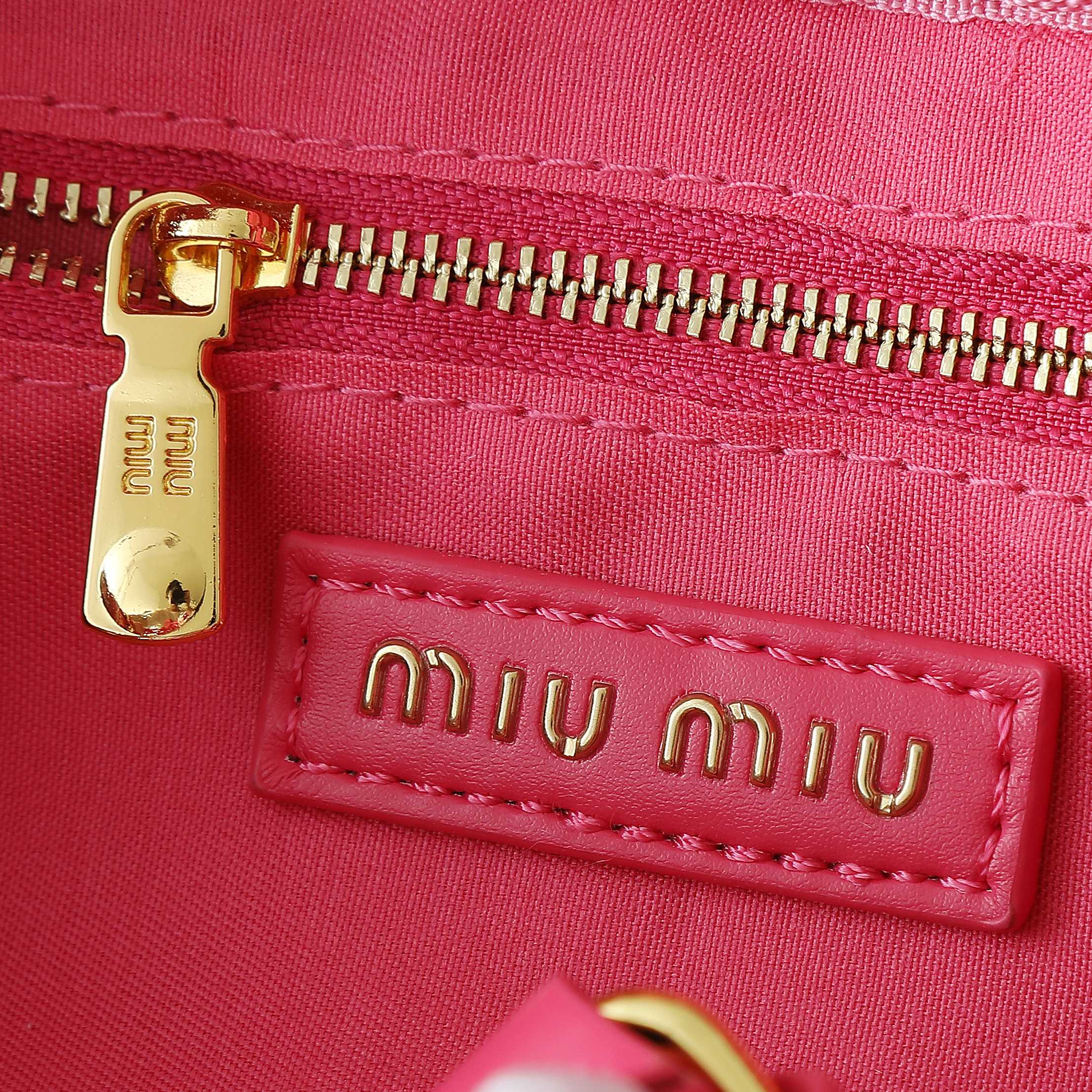 配盒秋冬到了，让miumiu的保龄球包为你扛大旗|||救命啊！！！这款保龄球包也太可爱了吧！
超百搭
必