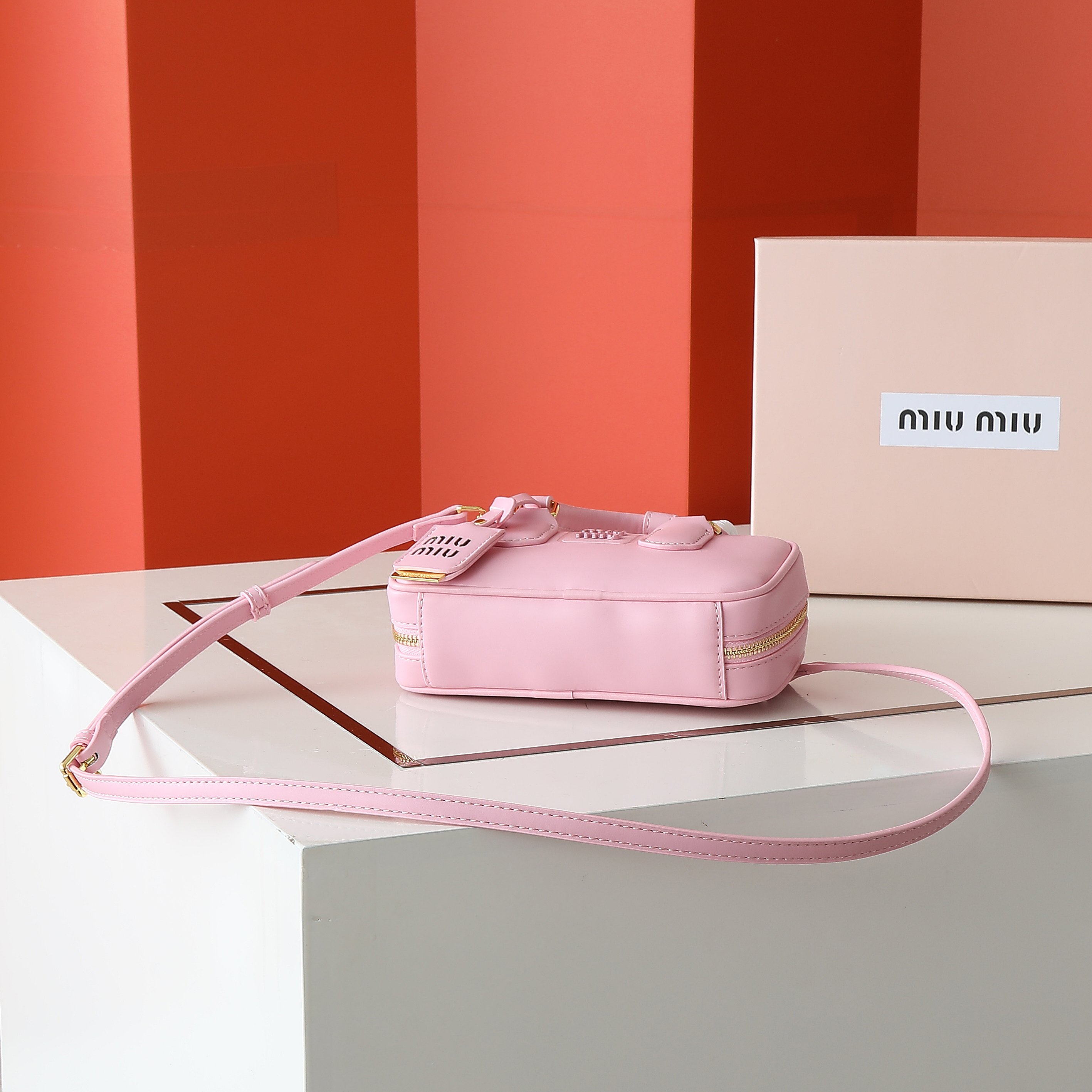 😘新款保龄球包包，官网主推，今年绝对爆款式，顶级进口小牛皮，独具风格matelasse图案，包身精致立体