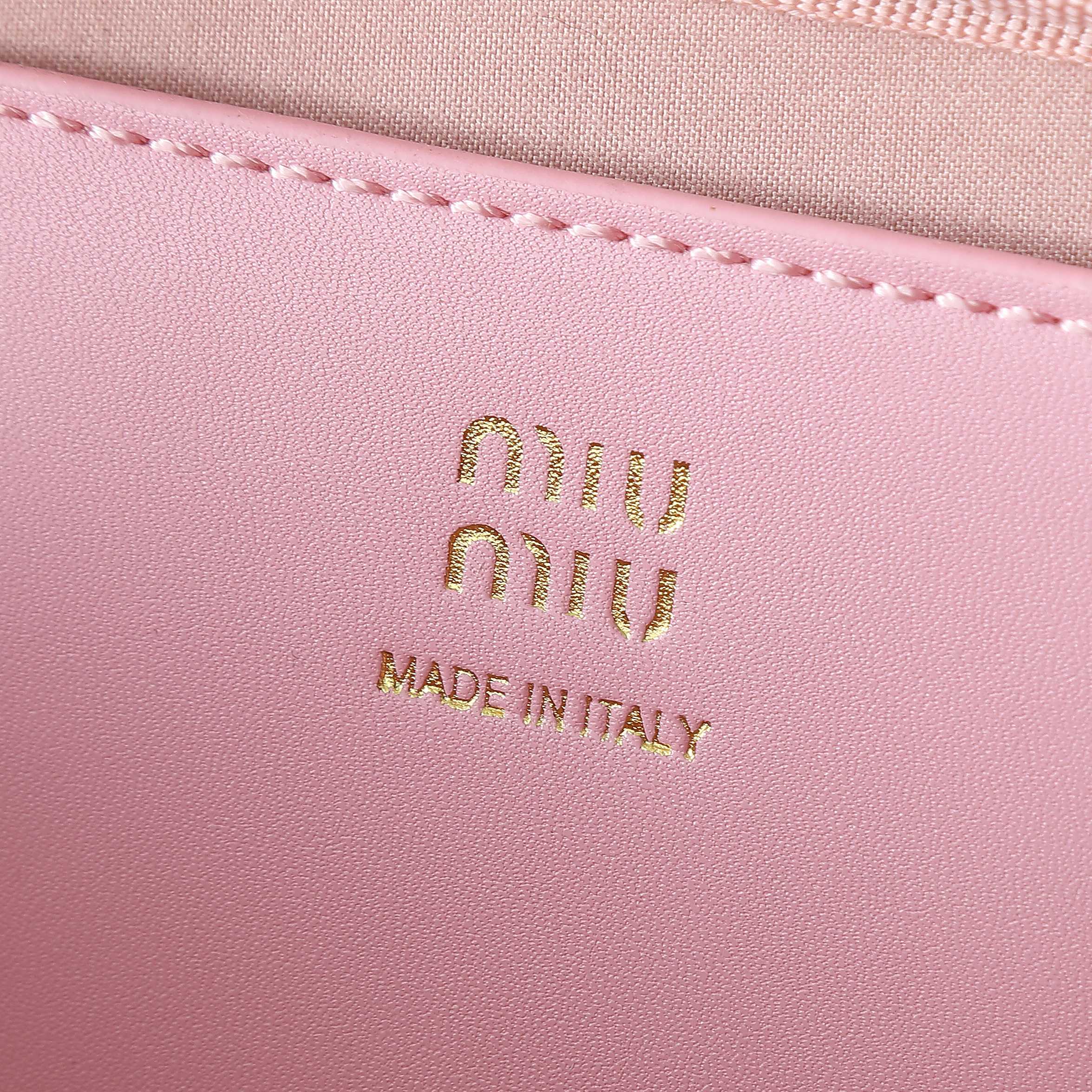 😘新款保龄球包包，官网主推，今年绝对爆款式，顶级进口小牛皮，独具风格matelasse图案，包身精致立体