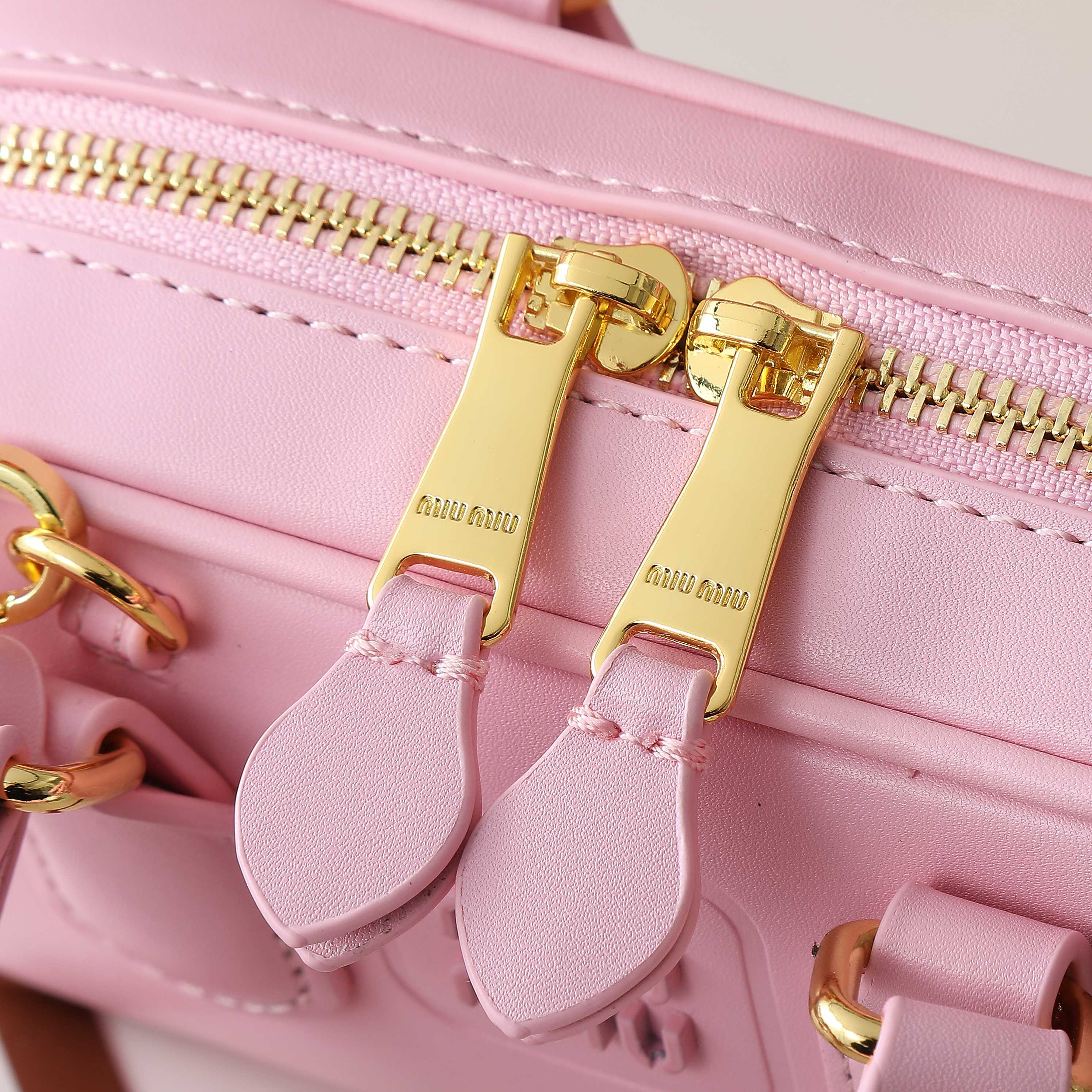 😘新款保龄球包包，官网主推，今年绝对爆款式，顶级进口小牛皮，独具风格matelasse图案，包身精致立体