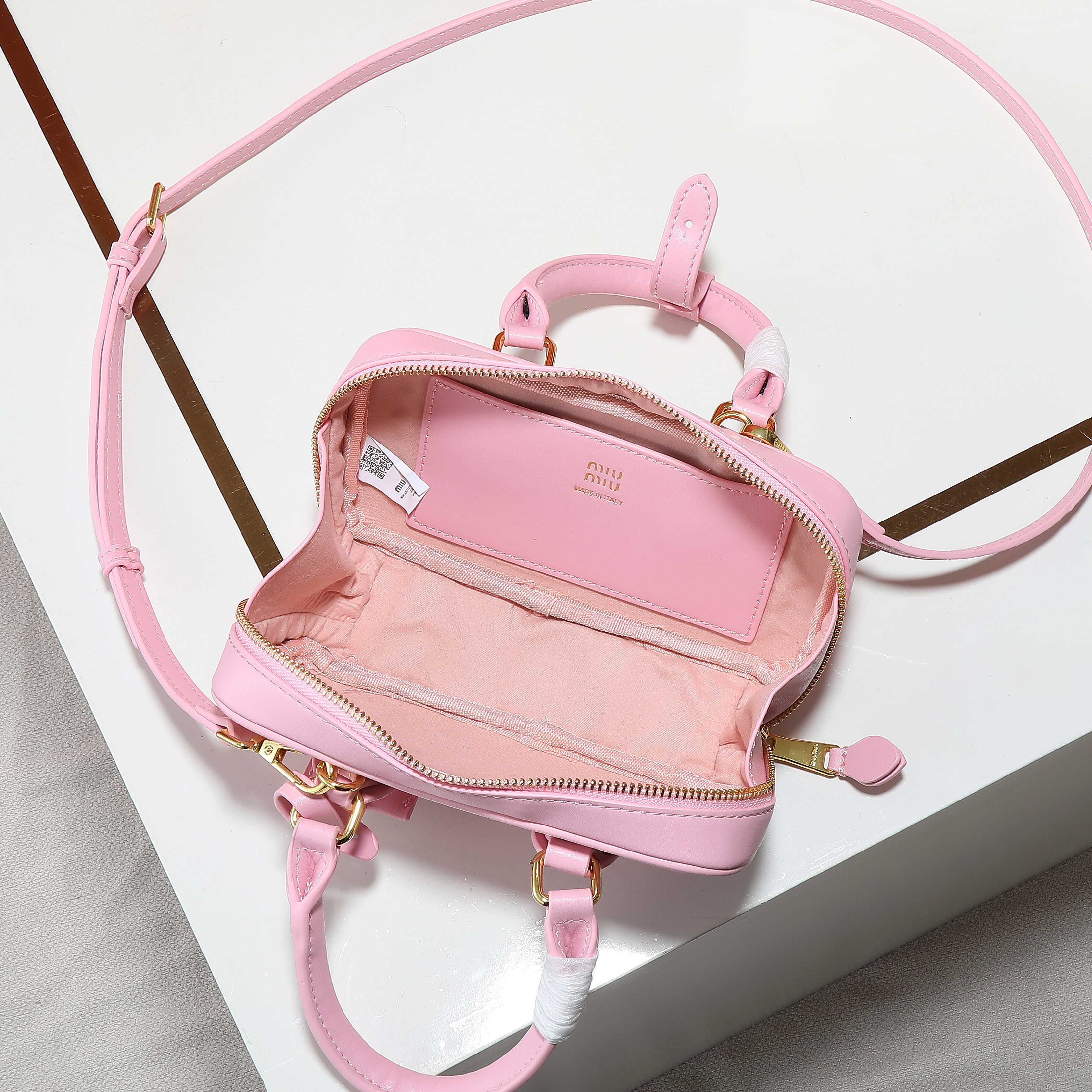 😘新款保龄球包包，官网主推，今年绝对爆款式，顶级进口小牛皮，独具风格matelasse图案，包身精致立体