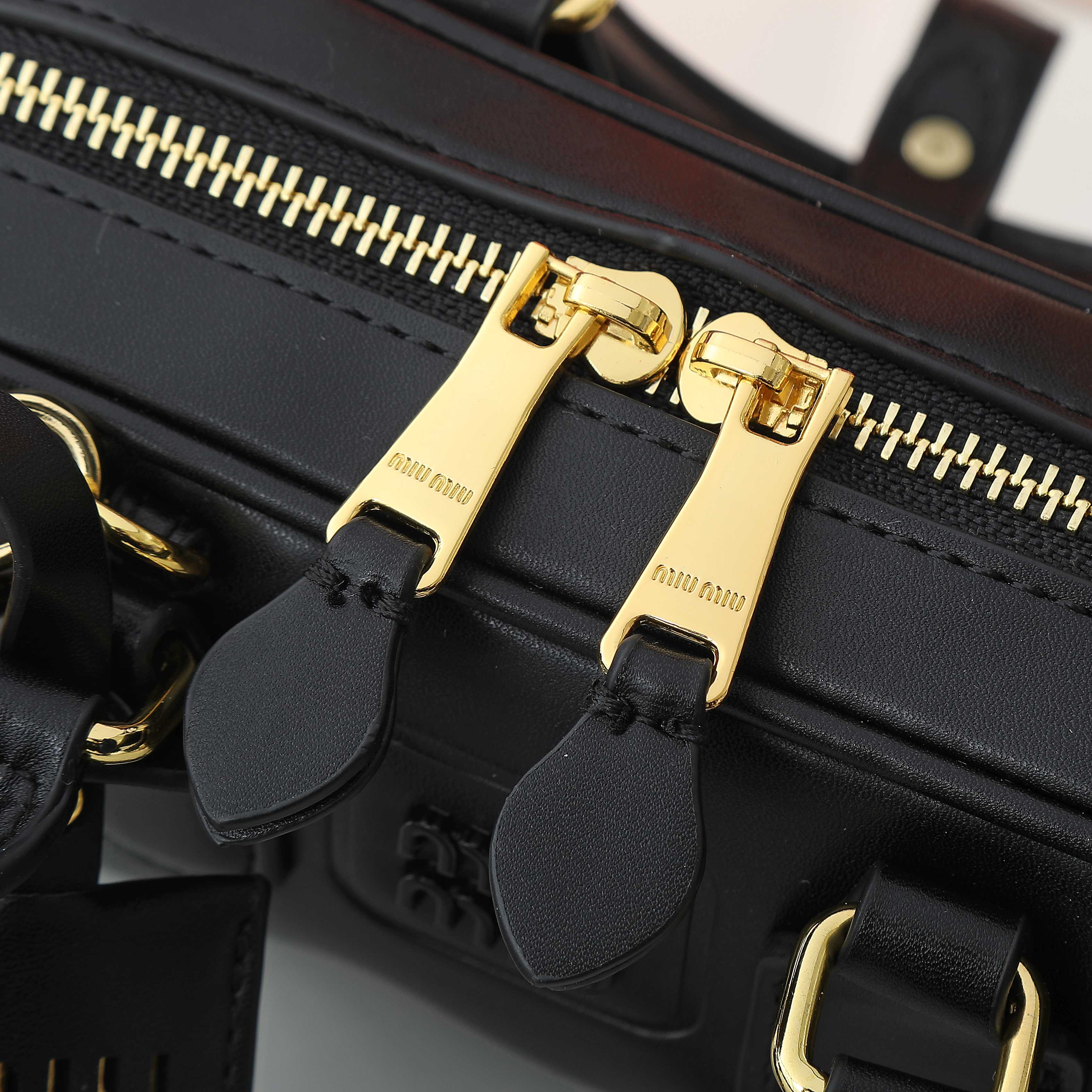 😘新款保龄球包包，官网主推，今年绝对爆款式，顶级进口小牛皮，独具风格matelasse图案，包身精致立体