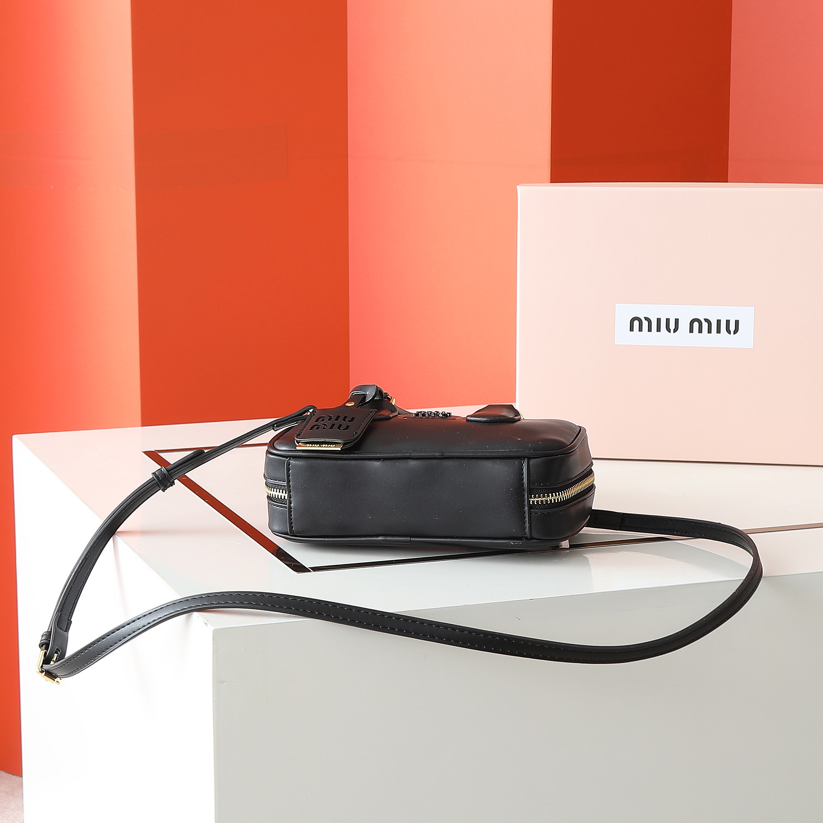 😘新款保龄球包包，官网主推，今年绝对爆款式，顶级进口小牛皮，独具风格matelasse图案，包身精致立体