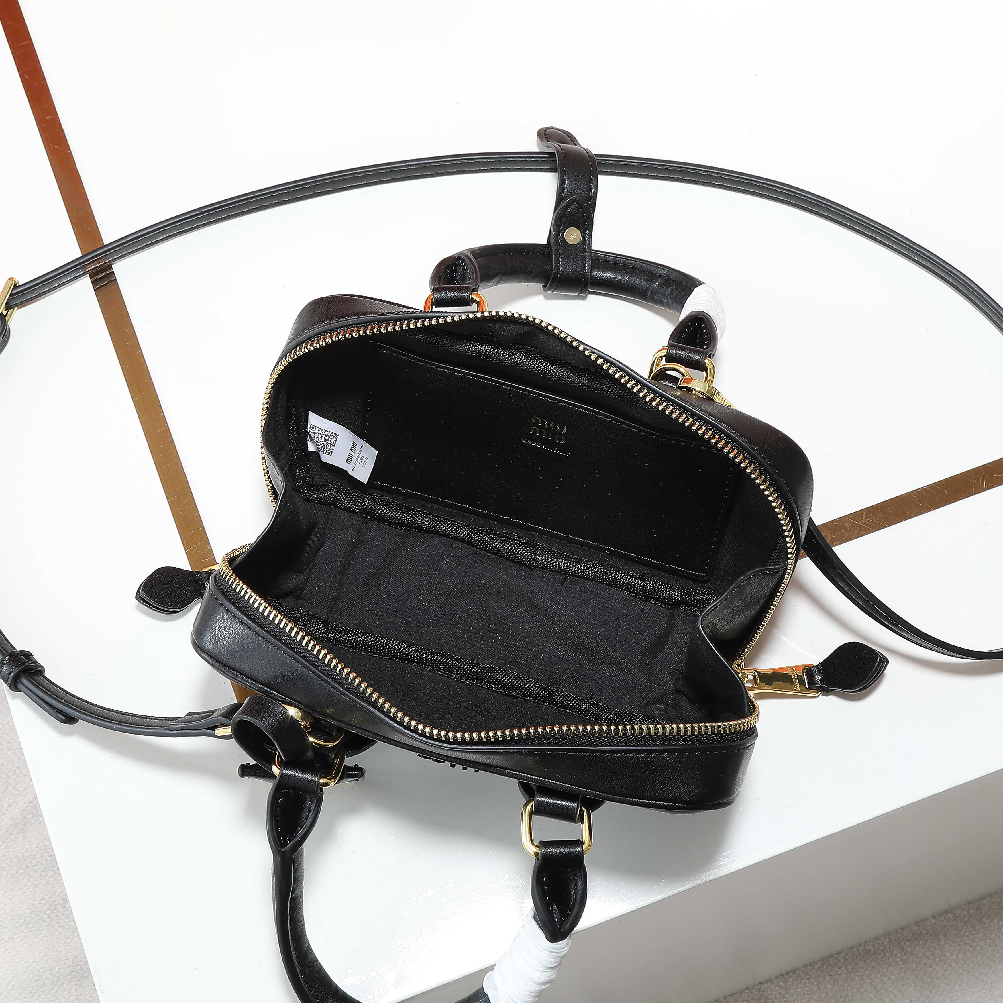 😘新款保龄球包包，官网主推，今年绝对爆款式，顶级进口小牛皮，独具风格matelasse图案，包身精致立体