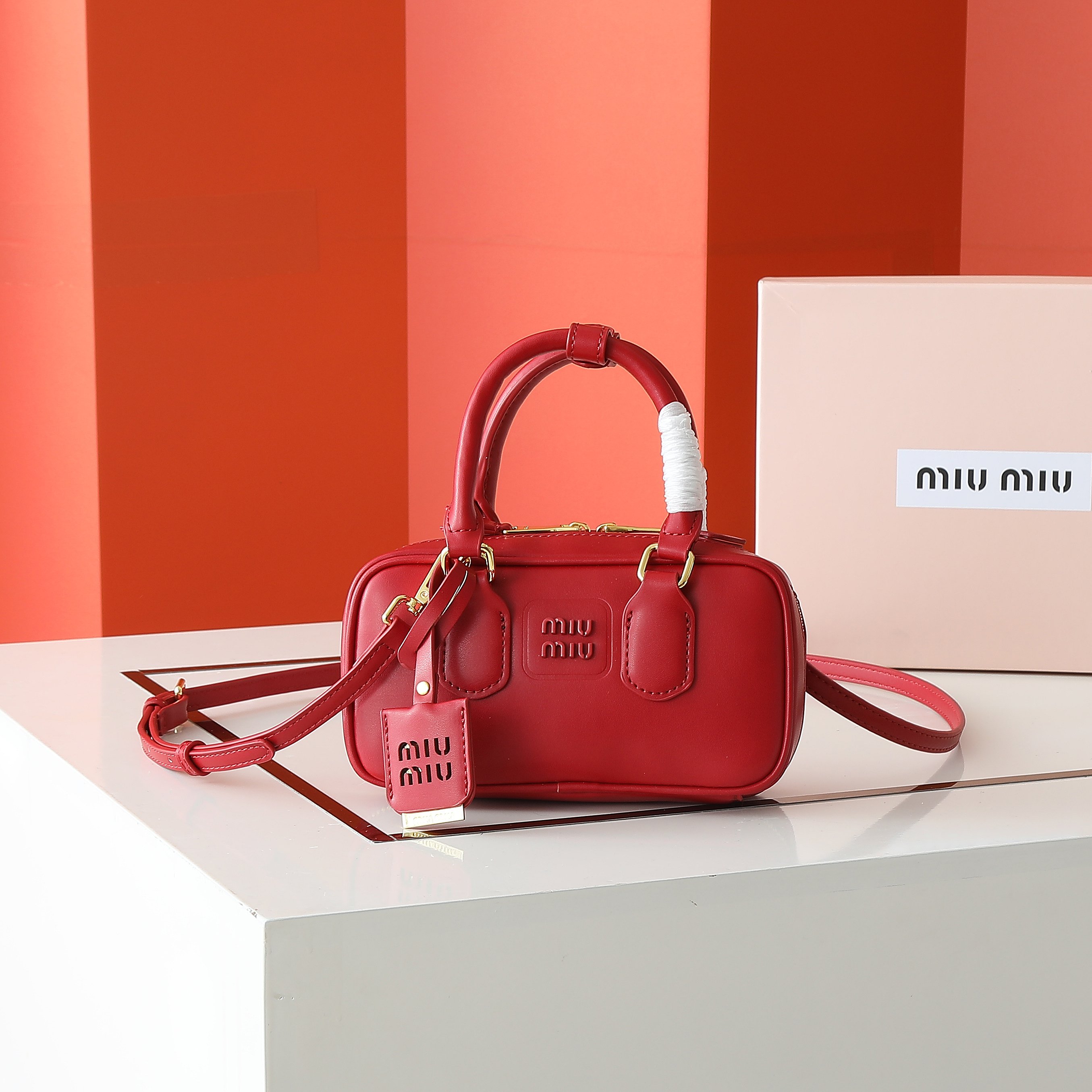 😘新款保龄球包包，官网主推，今年绝对爆款式，顶级进口小牛皮，独具风格matelasse图案，包身精致立体