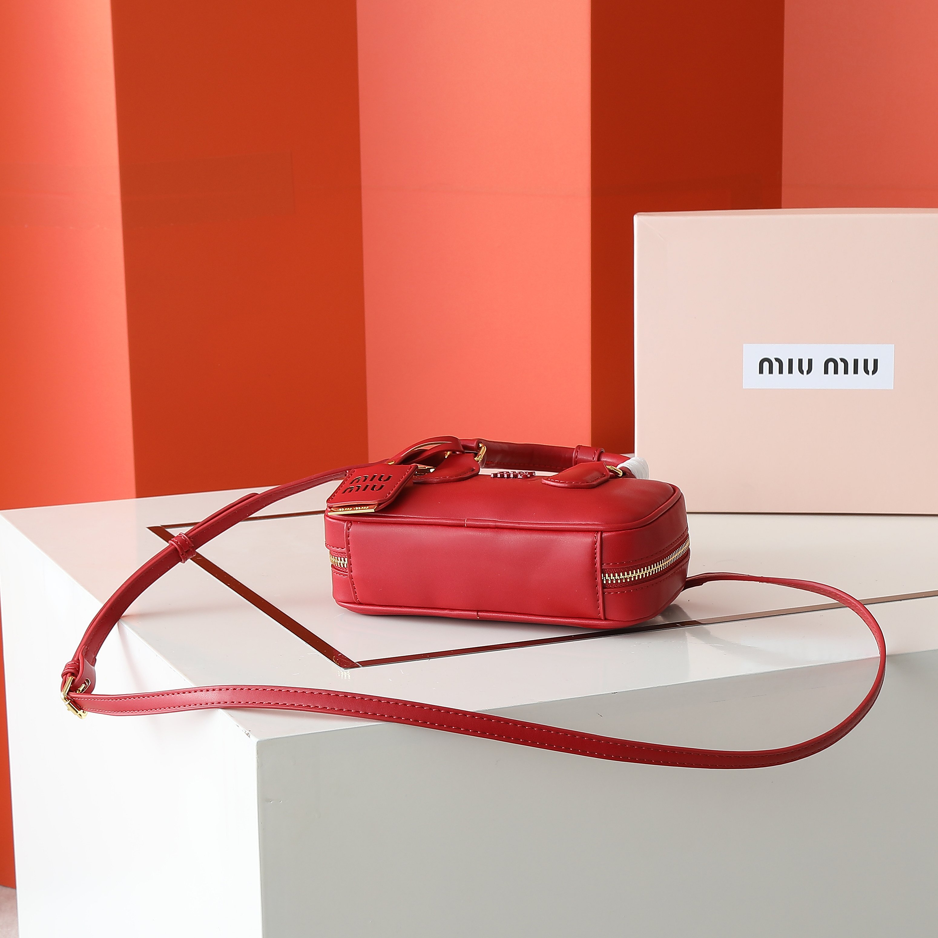 😘新款保龄球包包，官网主推，今年绝对爆款式，顶级进口小牛皮，独具风格matelasse图案，包身精致立体