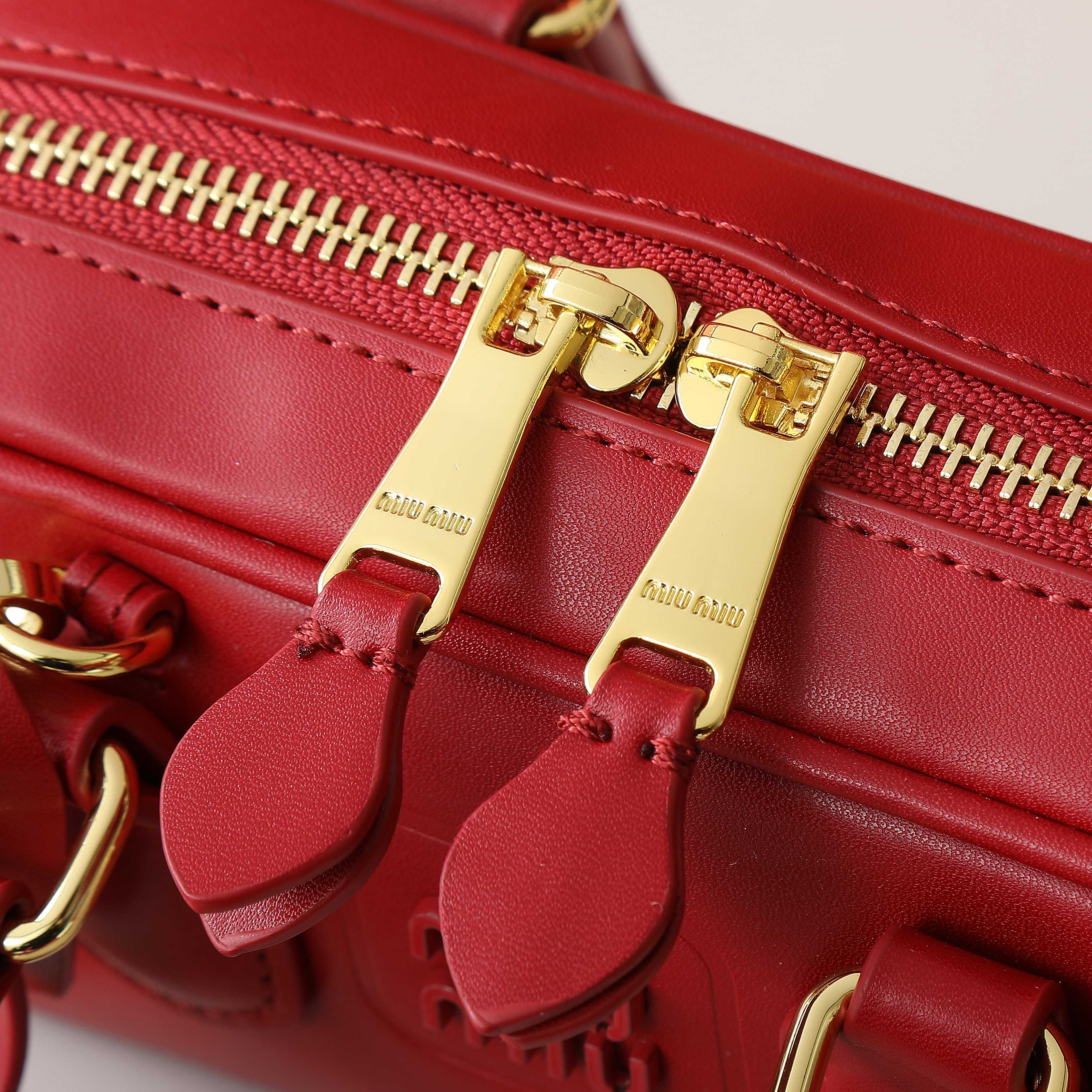 😘新款保龄球包包，官网主推，今年绝对爆款式，顶级进口小牛皮，独具风格matelasse图案，包身精致立体