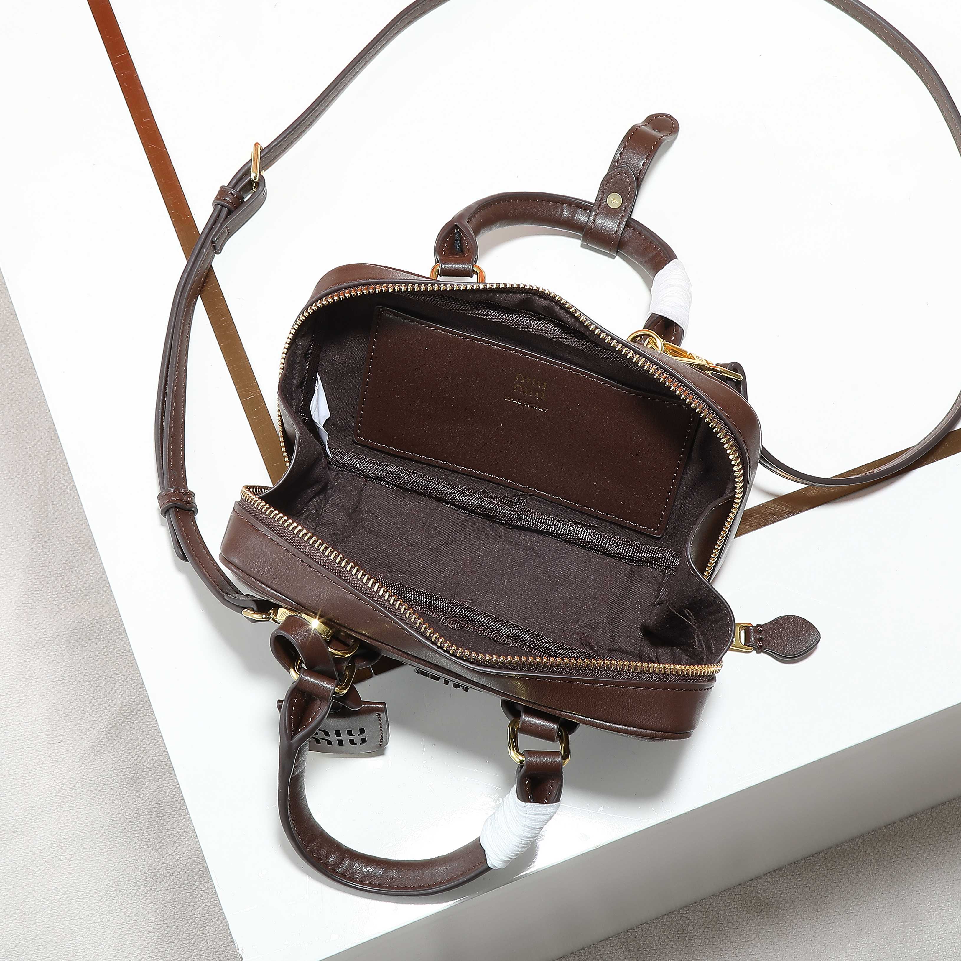 😘新款保龄球包包，官网主推，今年绝对爆款式，顶级进口小牛皮，独具风格matelasse图案，包身精致立体