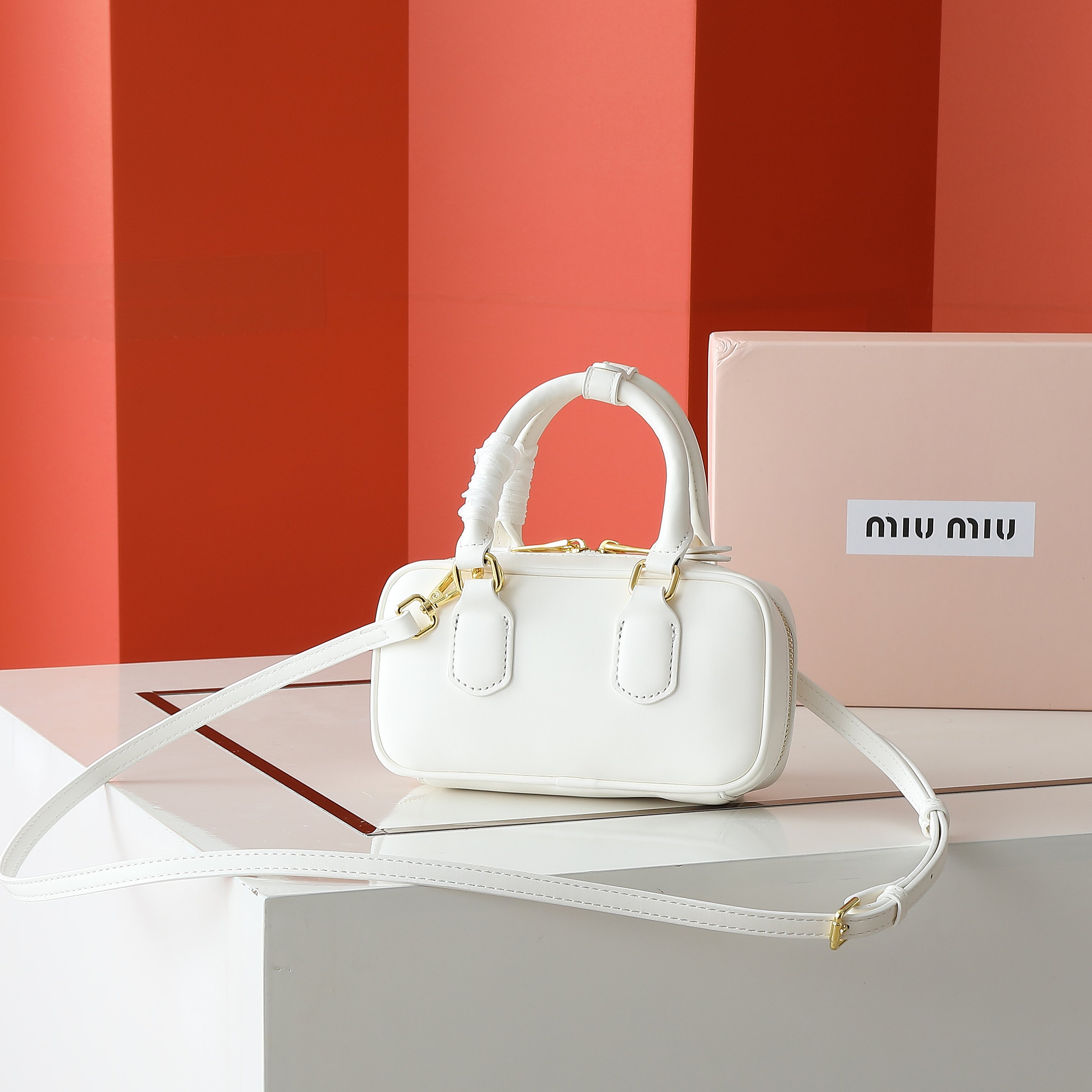 😘新款保龄球包包，官网主推，今年绝对爆款式，顶级进口小牛皮，独具风格matelasse图案，包身精致立体