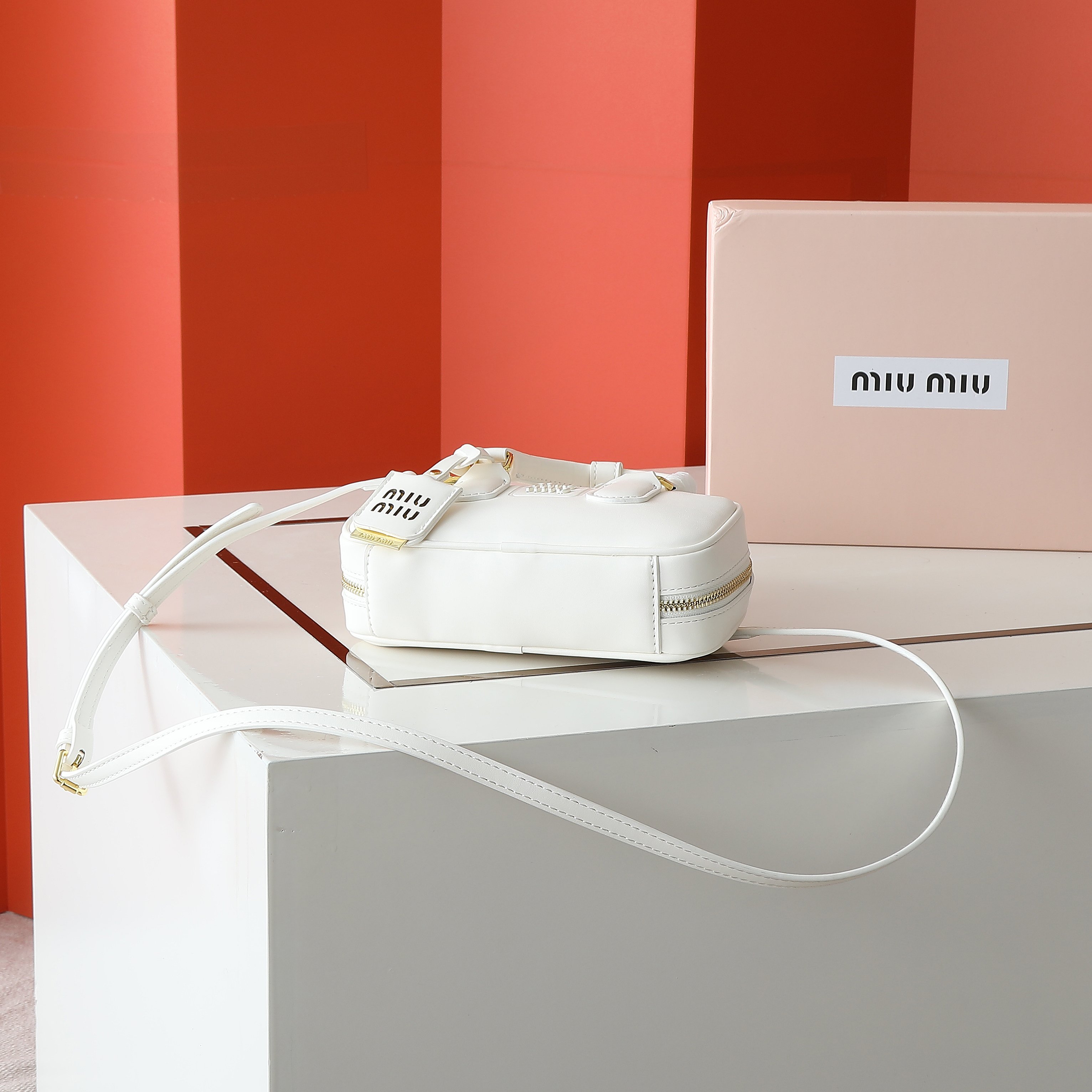 😘新款保龄球包包，官网主推，今年绝对爆款式，顶级进口小牛皮，独具风格matelasse图案，包身精致立体