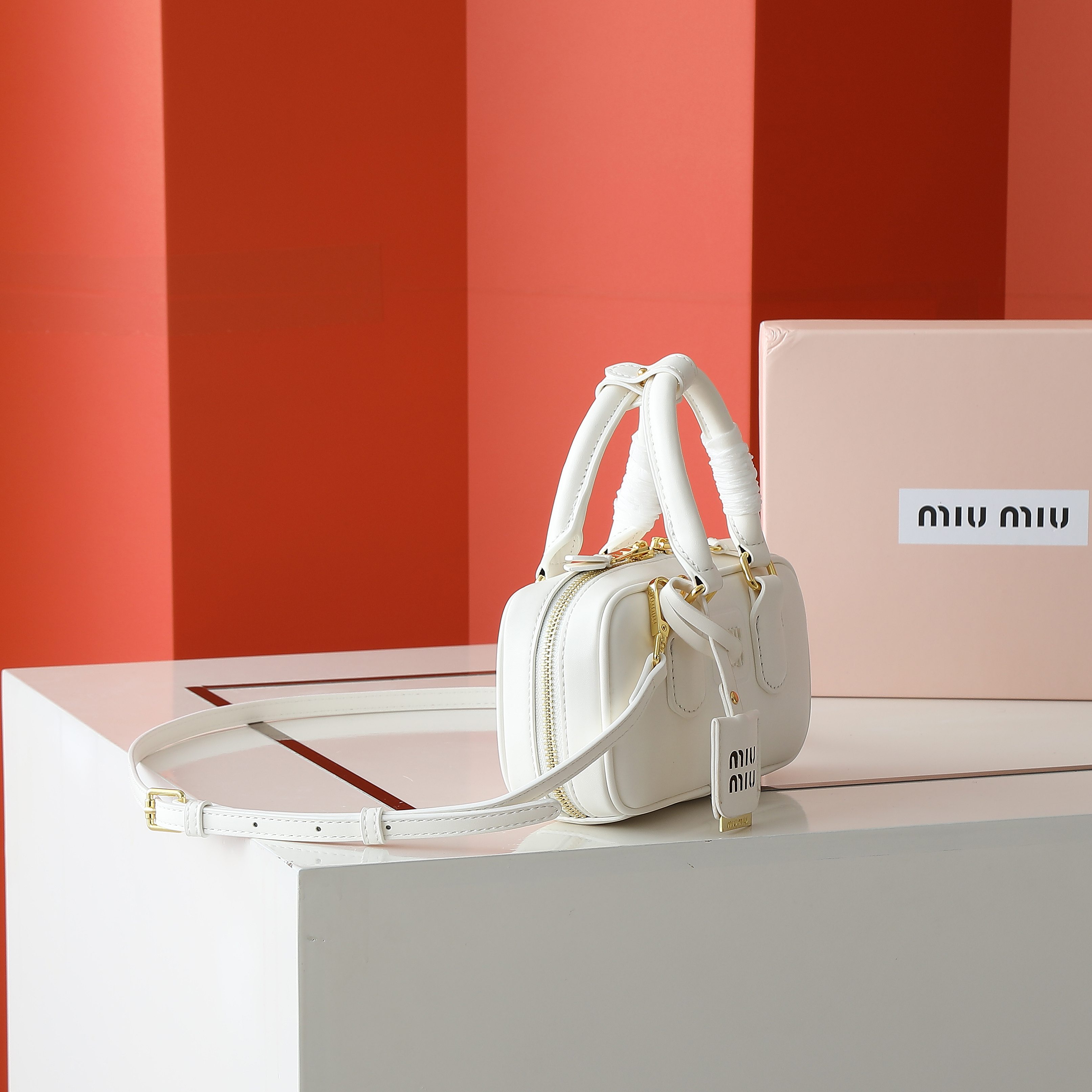 😘新款保龄球包包，官网主推，今年绝对爆款式，顶级进口小牛皮，独具风格matelasse图案，包身精致立体