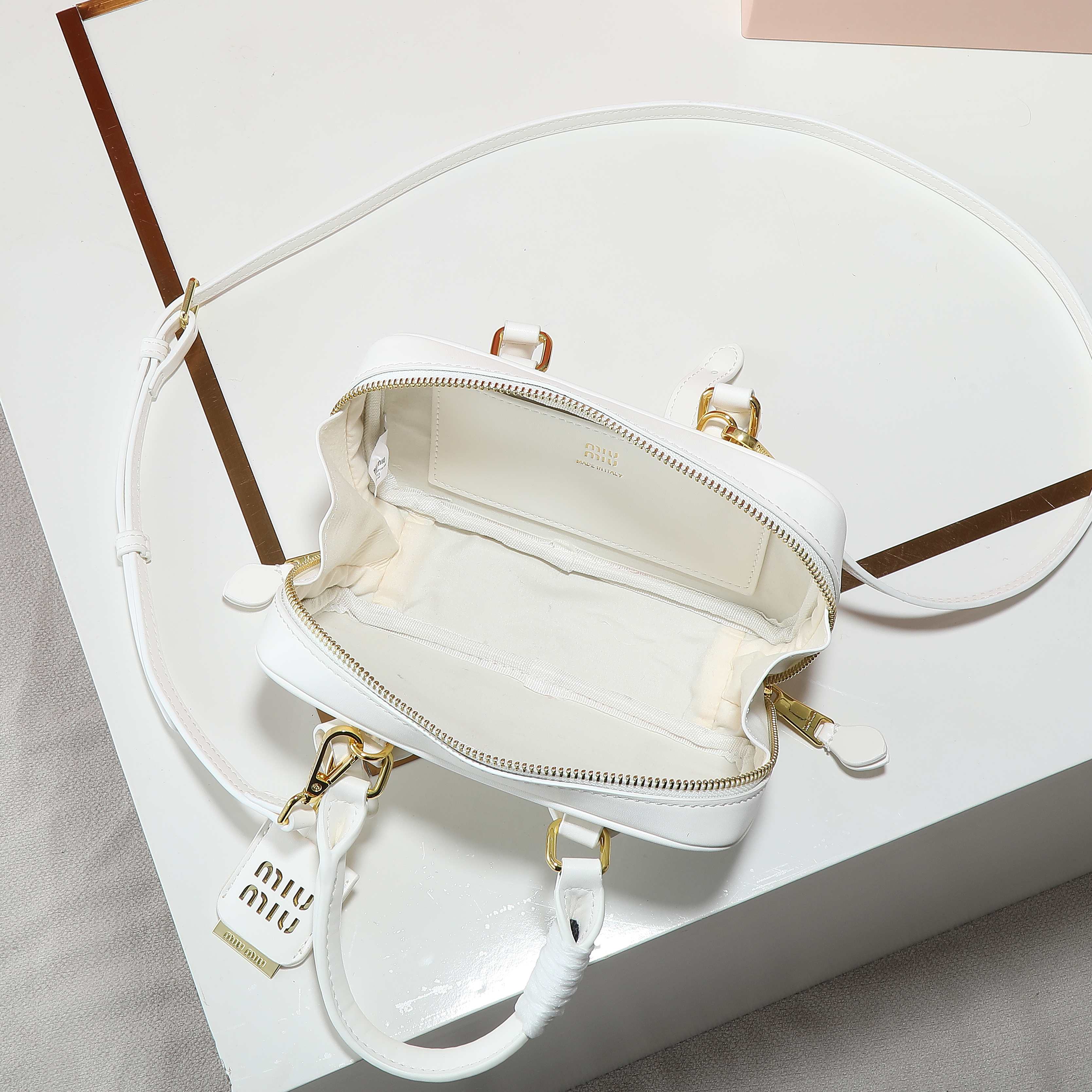 😘新款保龄球包包，官网主推，今年绝对爆款式，顶级进口小牛皮，独具风格matelasse图案，包身精致立体