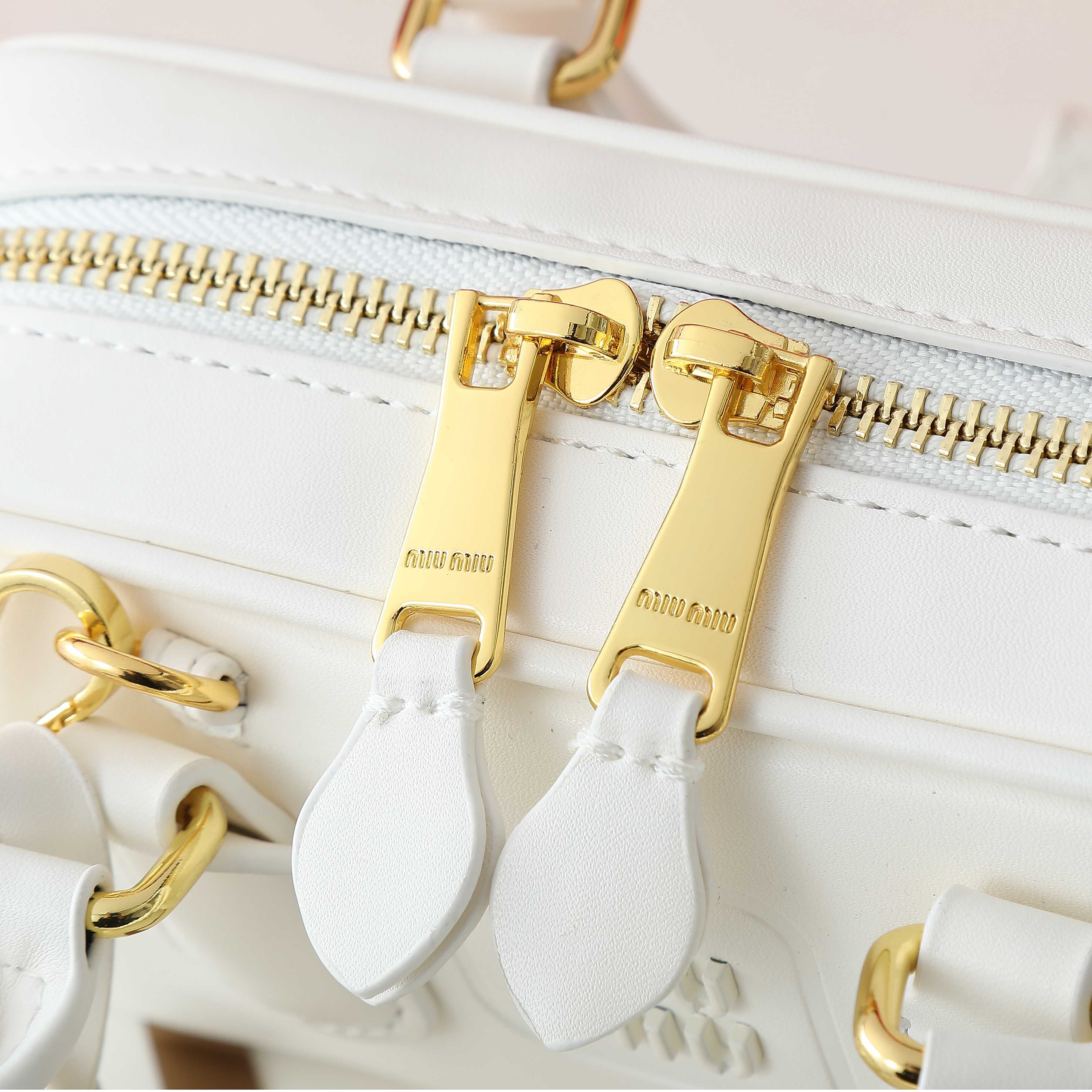 😘新款保龄球包包，官网主推，今年绝对爆款式，顶级进口小牛皮，独具风格matelasse图案，包身精致立体