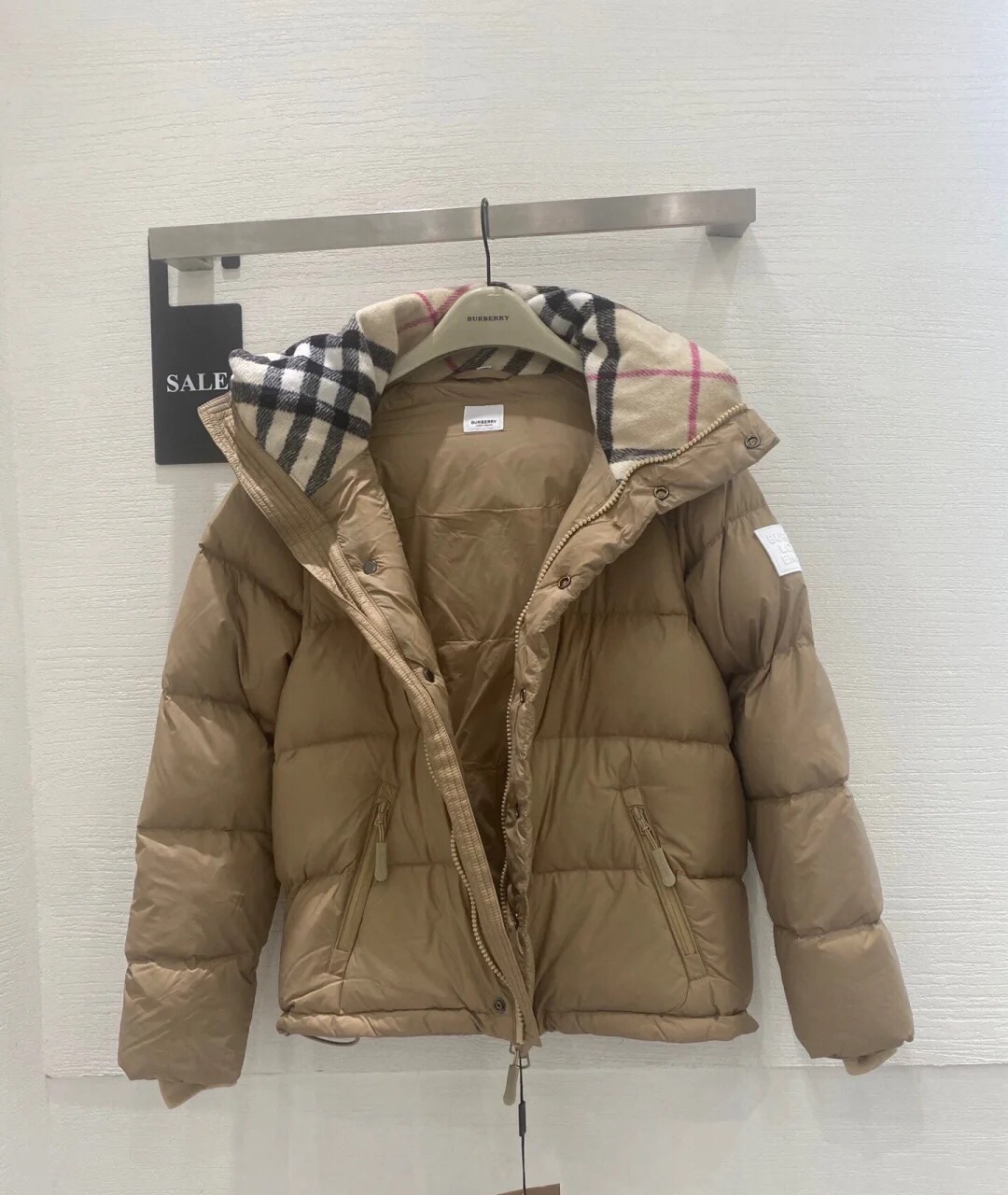 New release of high-end Burberry detachable sleeve down jacket in khaki and black, sizes S-2XL.-Big cat