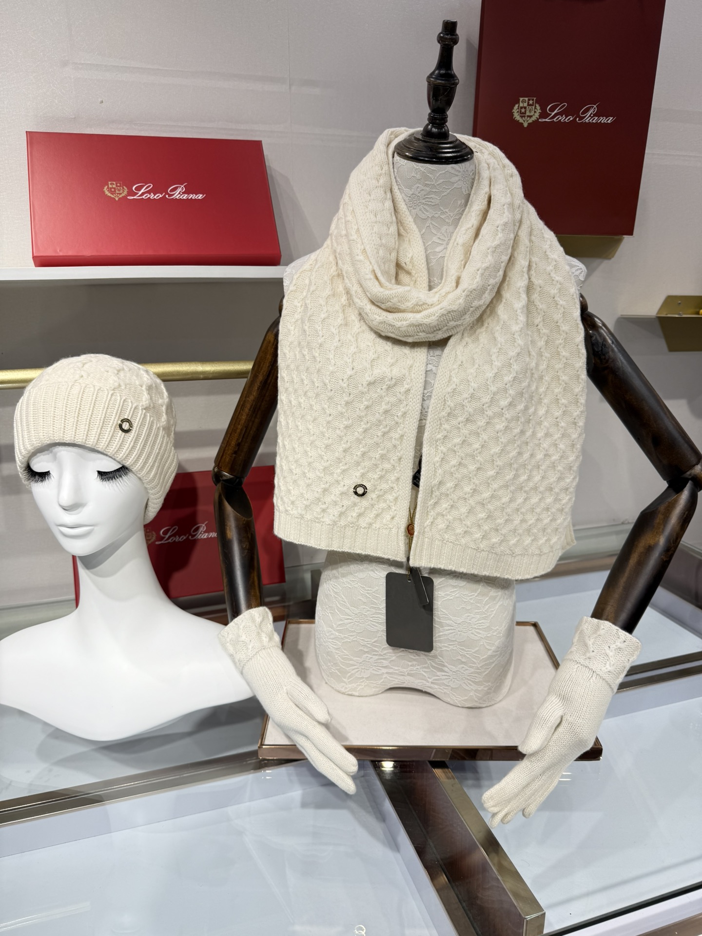 💟罗罗皮雅娜百分百纯羊绒三件套装，外单客户订制的高端产品，百分百纯羊绒价格小贵