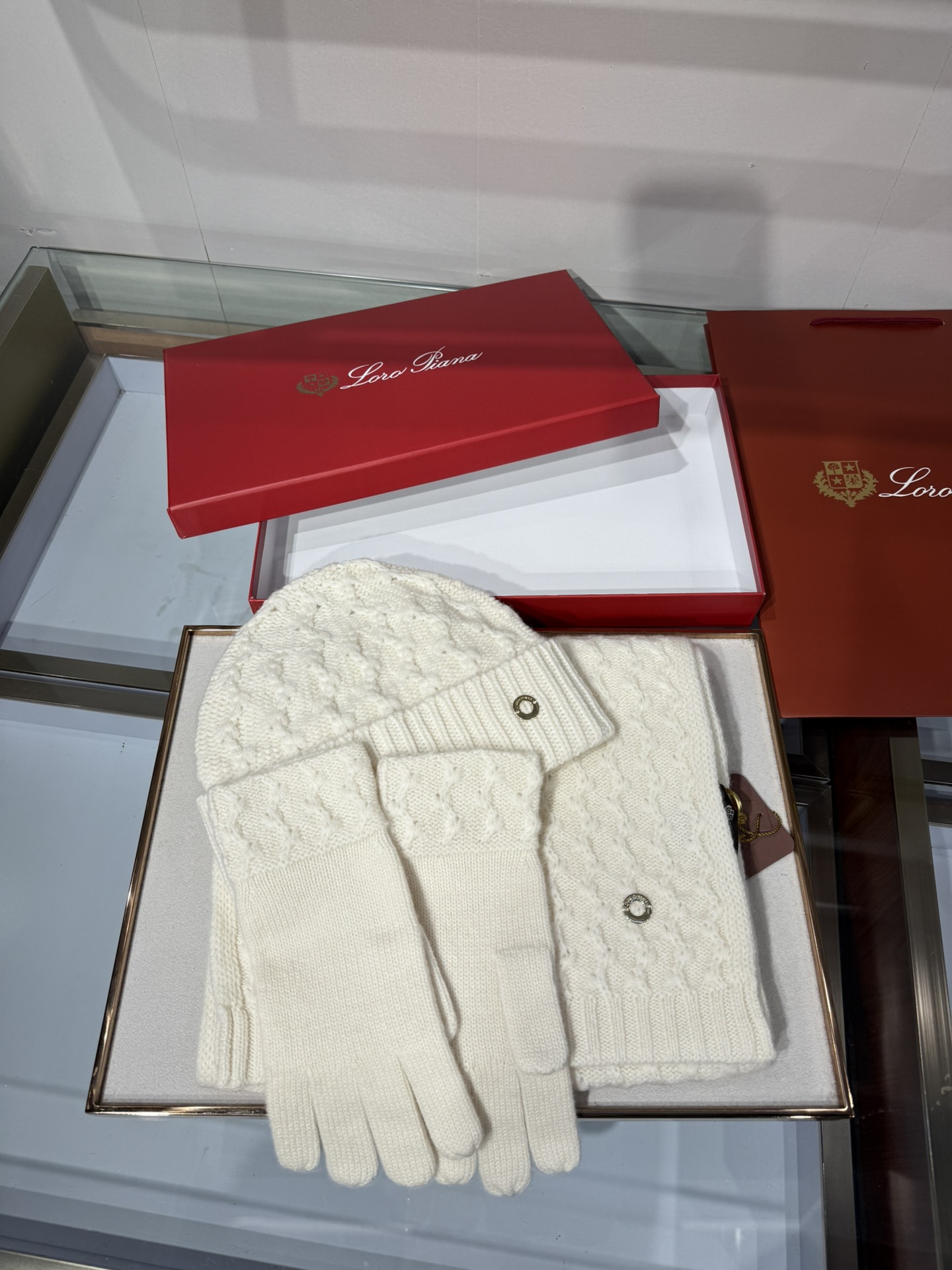 💟罗罗皮雅娜百分百纯羊绒三件套装，外单客户订制的高端产品，百分百纯羊绒价格小贵