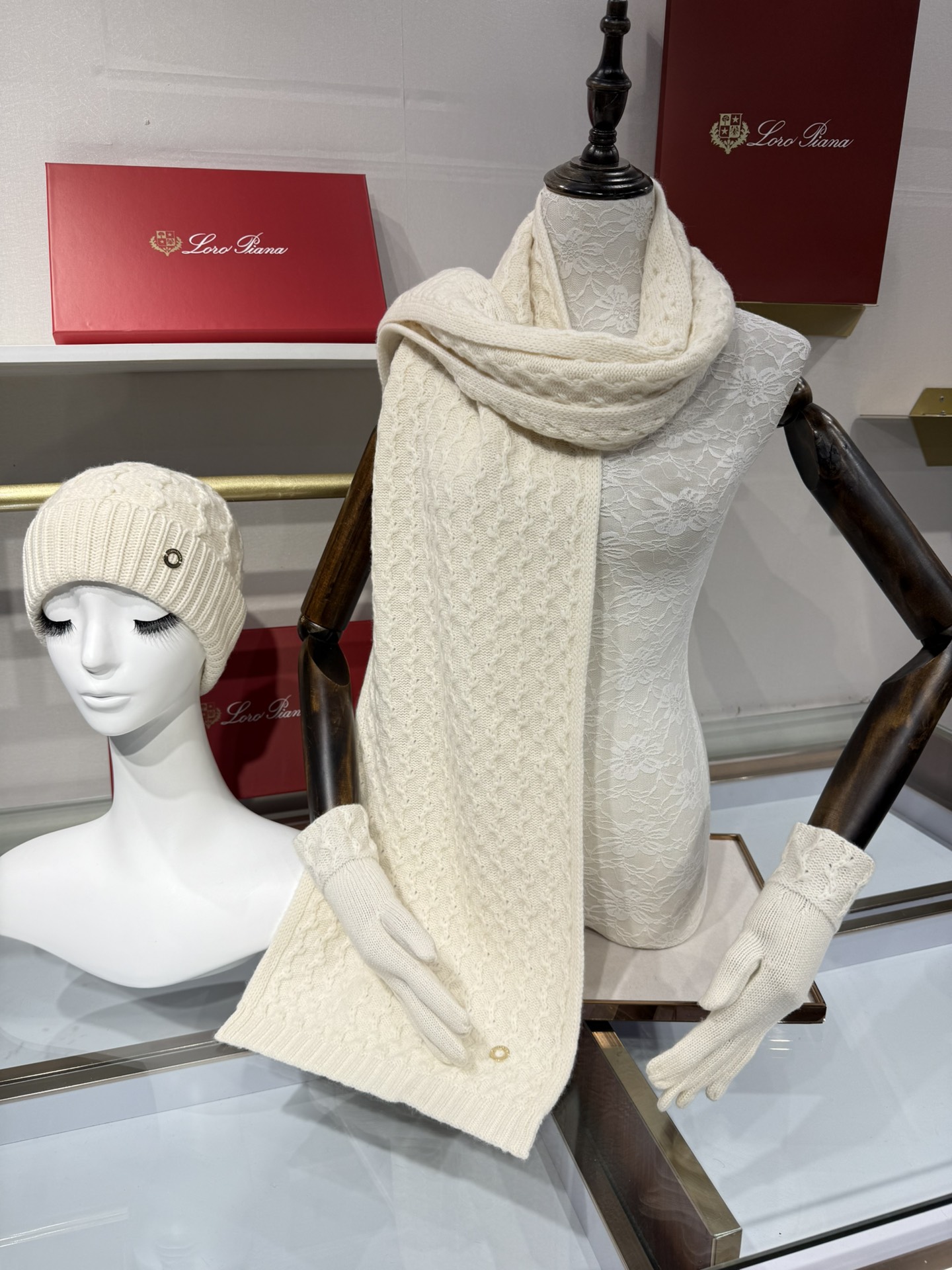 💟罗罗皮雅娜百分百纯羊绒三件套装，外单客户订制的高端产品，百分百纯羊绒价格小贵