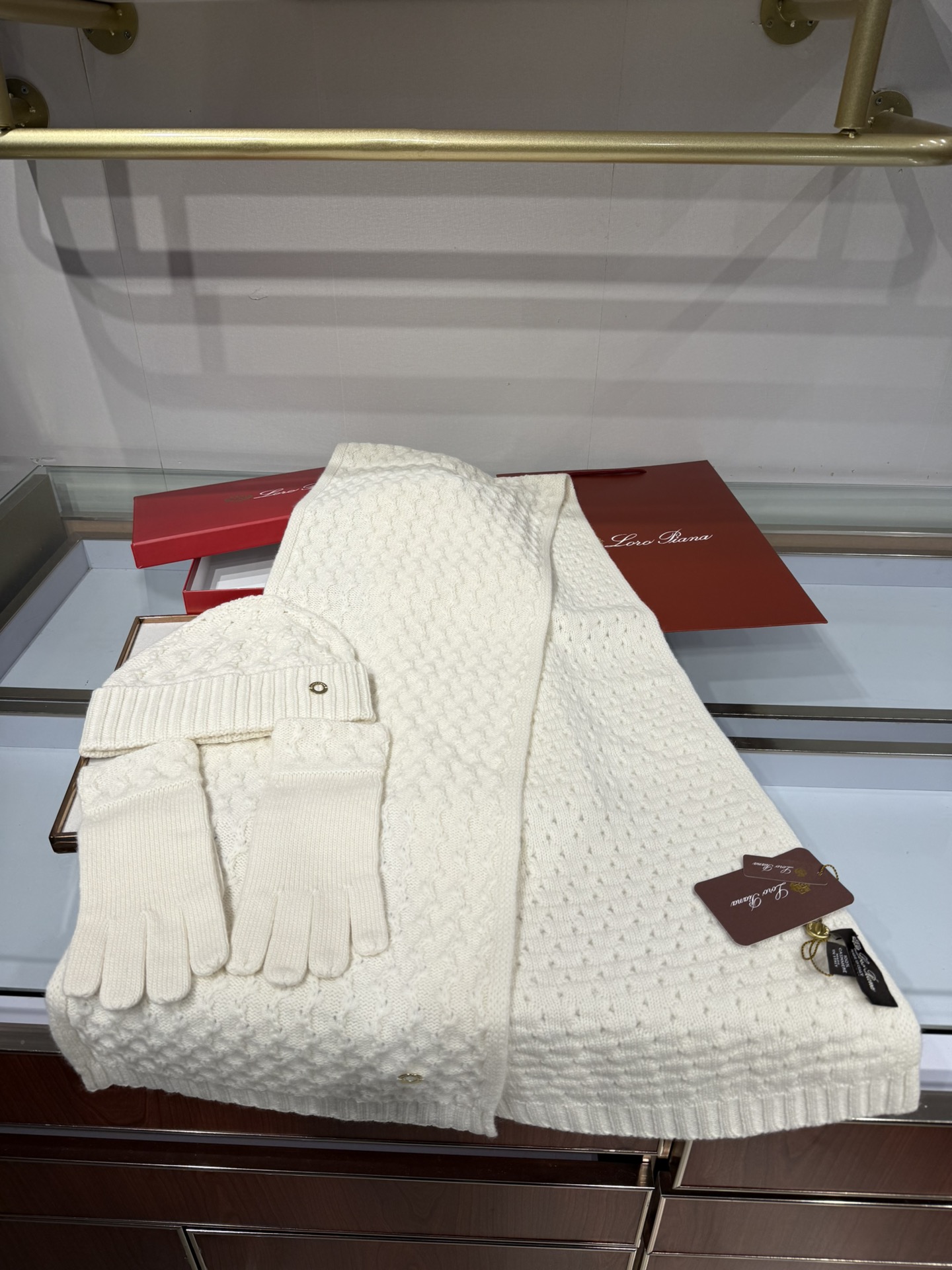 💟罗罗皮雅娜百分百纯羊绒三件套装，外单客户订制的高端产品，百分百纯羊绒价格小贵