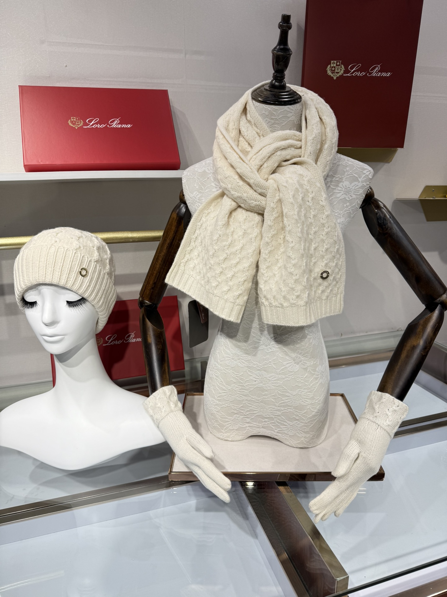 💟罗罗皮雅娜百分百纯羊绒三件套装，外单客户订制的高端产品，百分百纯羊绒价格小贵