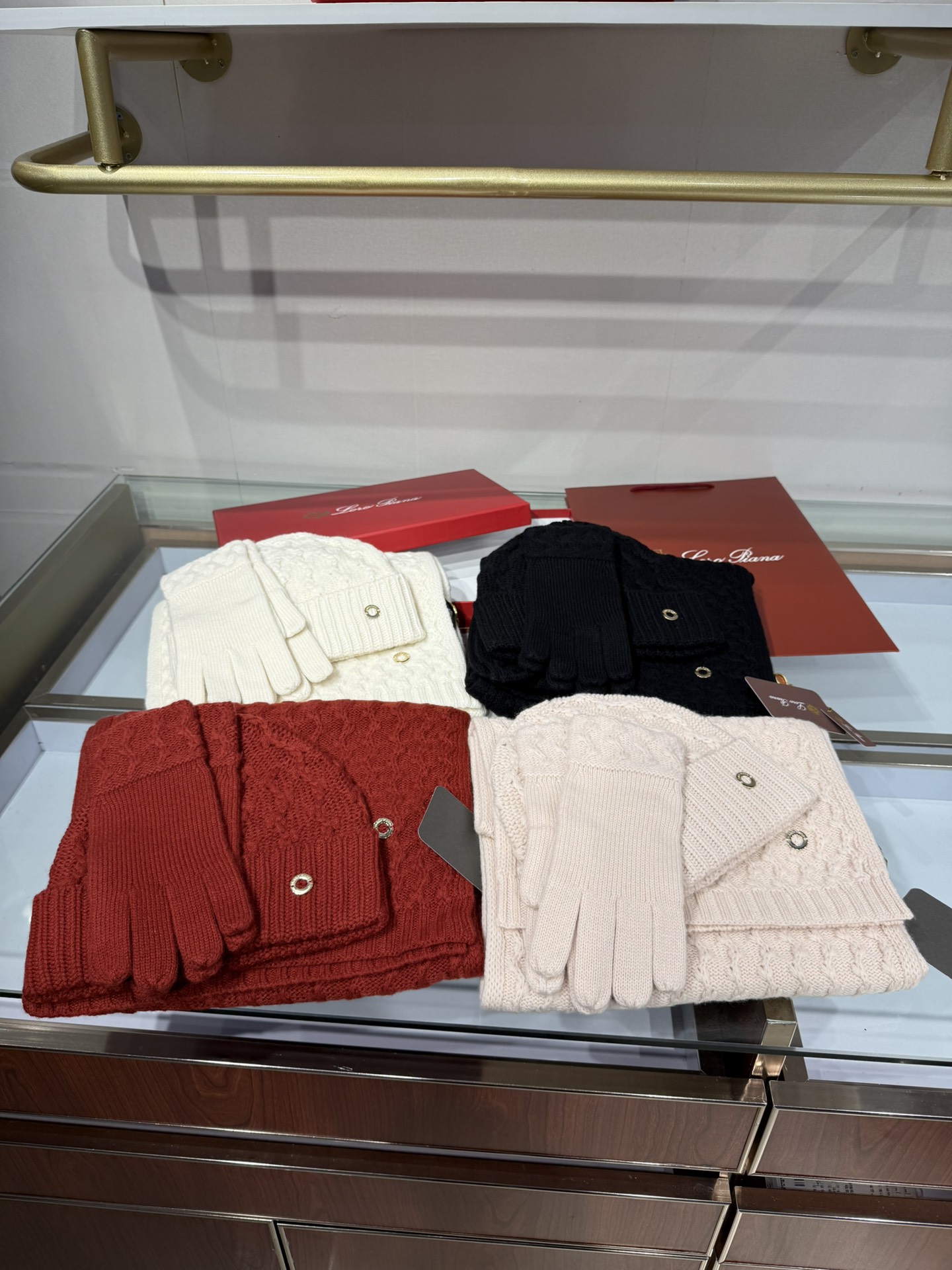 💟罗罗皮雅娜百分百纯羊绒三件套装，外单客户订制的高端产品，百分百纯羊绒价格小贵