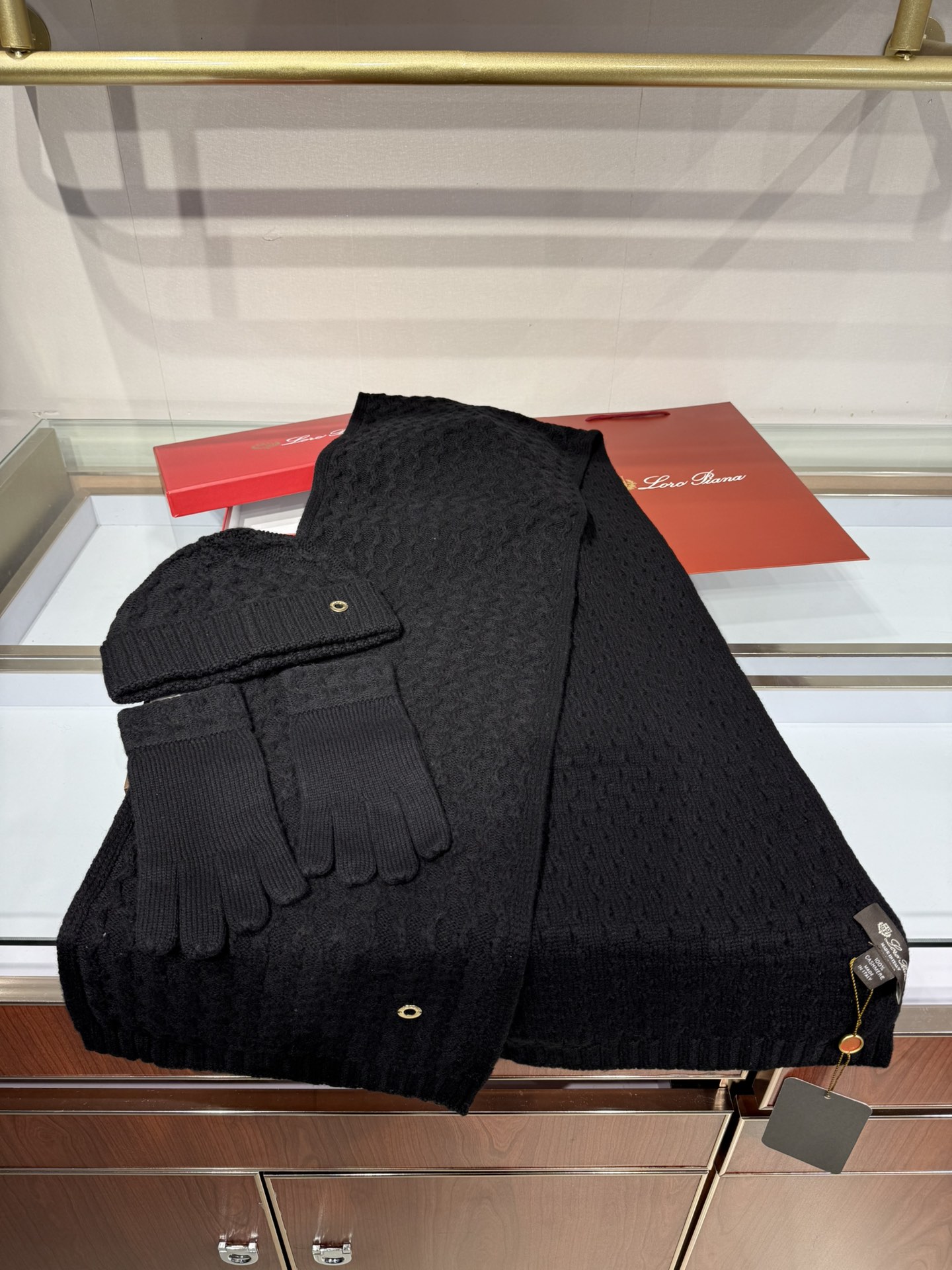 💟罗罗皮雅娜百分百纯羊绒三件套装，外单客户订制的高端产品，百分百纯羊绒价格小贵