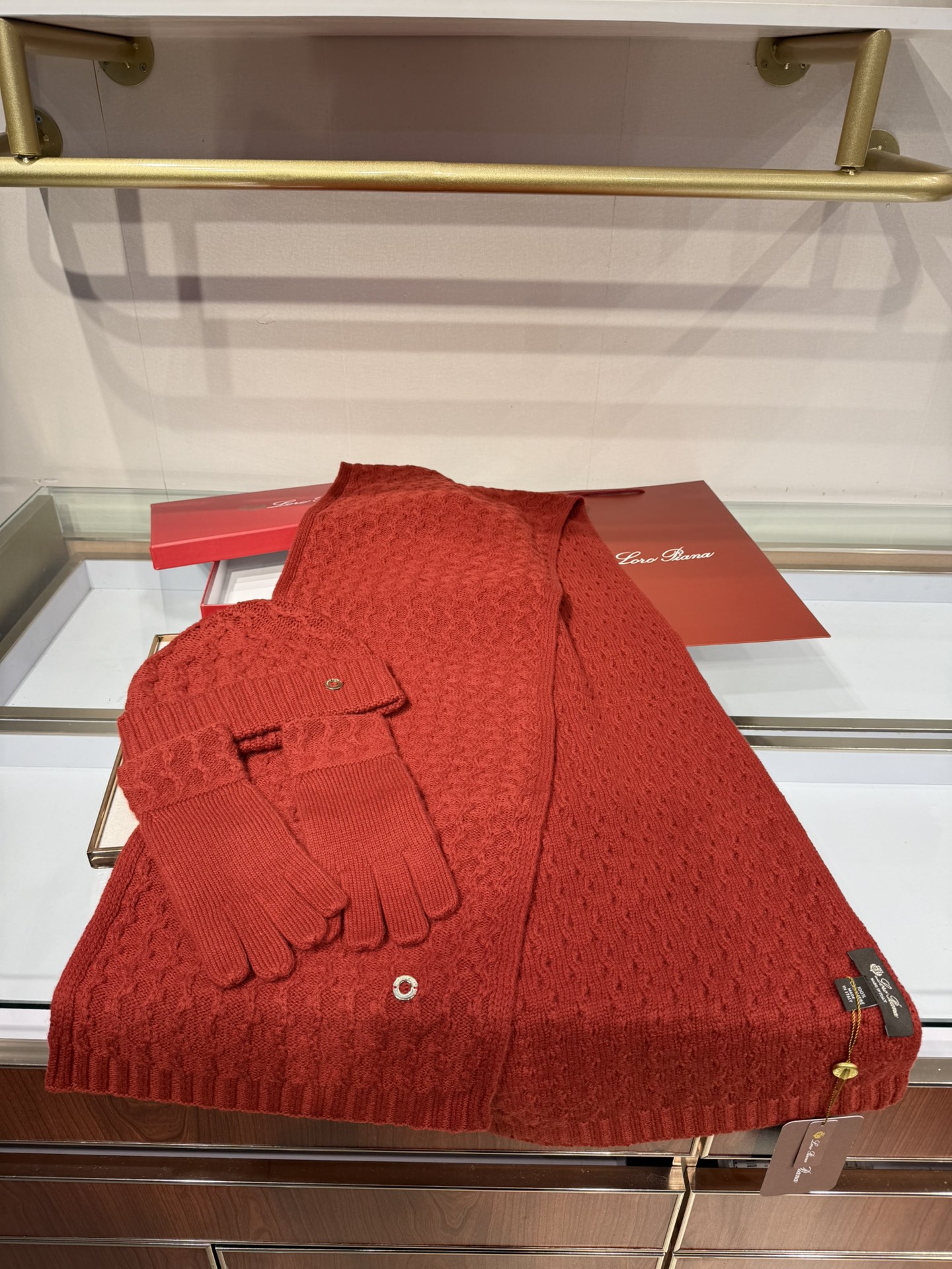 💟罗罗皮雅娜百分百纯羊绒三件套装，外单客户订制的高端产品，百分百纯羊绒价格小贵