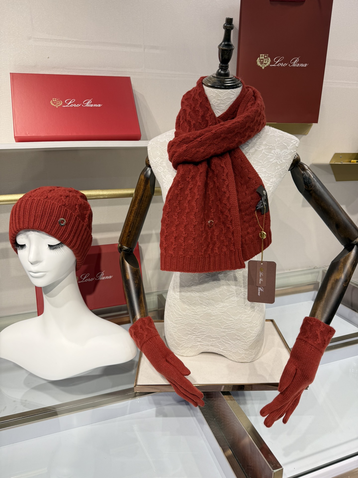 💟罗罗皮雅娜百分百纯羊绒三件套装，外单客户订制的高端产品，百分百纯羊绒价格小贵