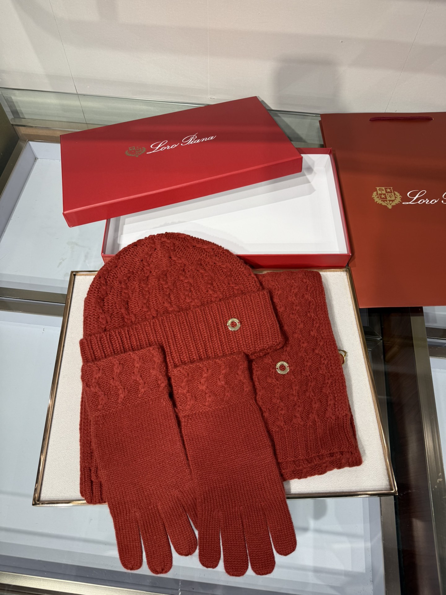 💟罗罗皮雅娜百分百纯羊绒三件套装，外单客户订制的高端产品，百分百纯羊绒价格小贵