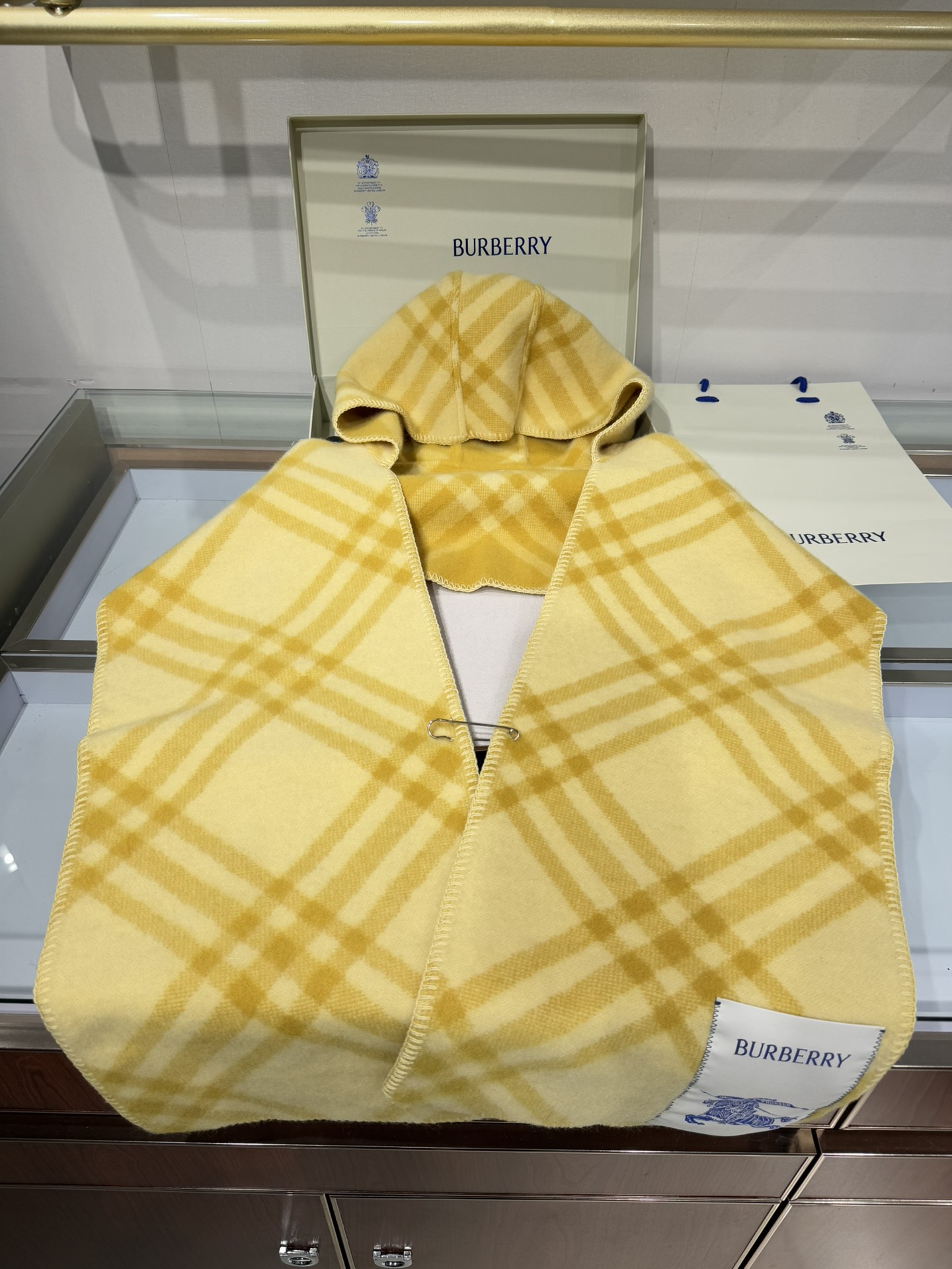 💟盼星星盼月亮出货。带帽款）【配送专柜围巾别针🧷】低调的奢侈感❗️极品柔美精英高手级别的时髦感围巾❗️这