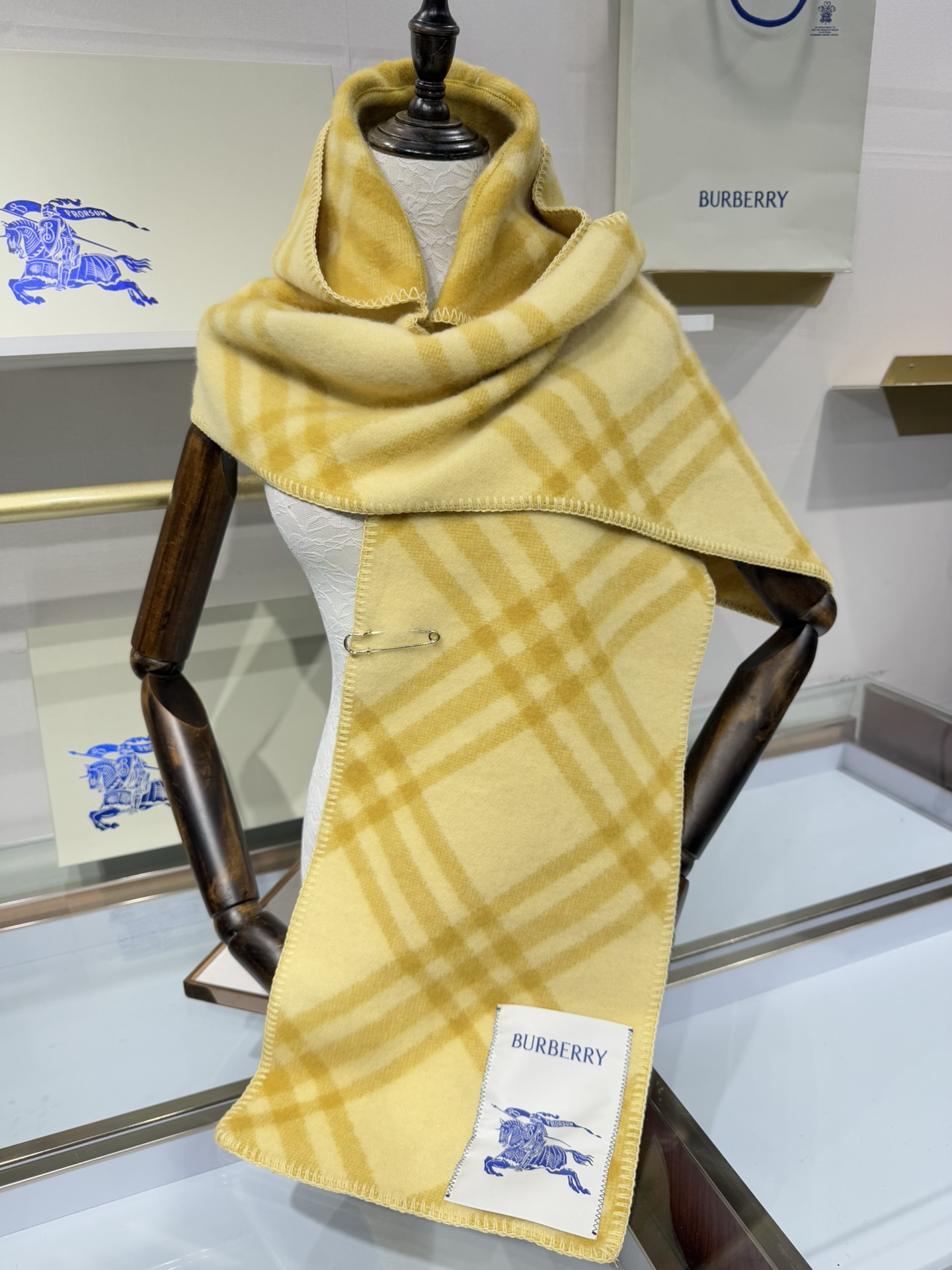 💟盼星星盼月亮出货。带帽款）【配送专柜围巾别针🧷】低调的奢侈感❗️极品柔美精英高手级别的时髦感围巾❗️这