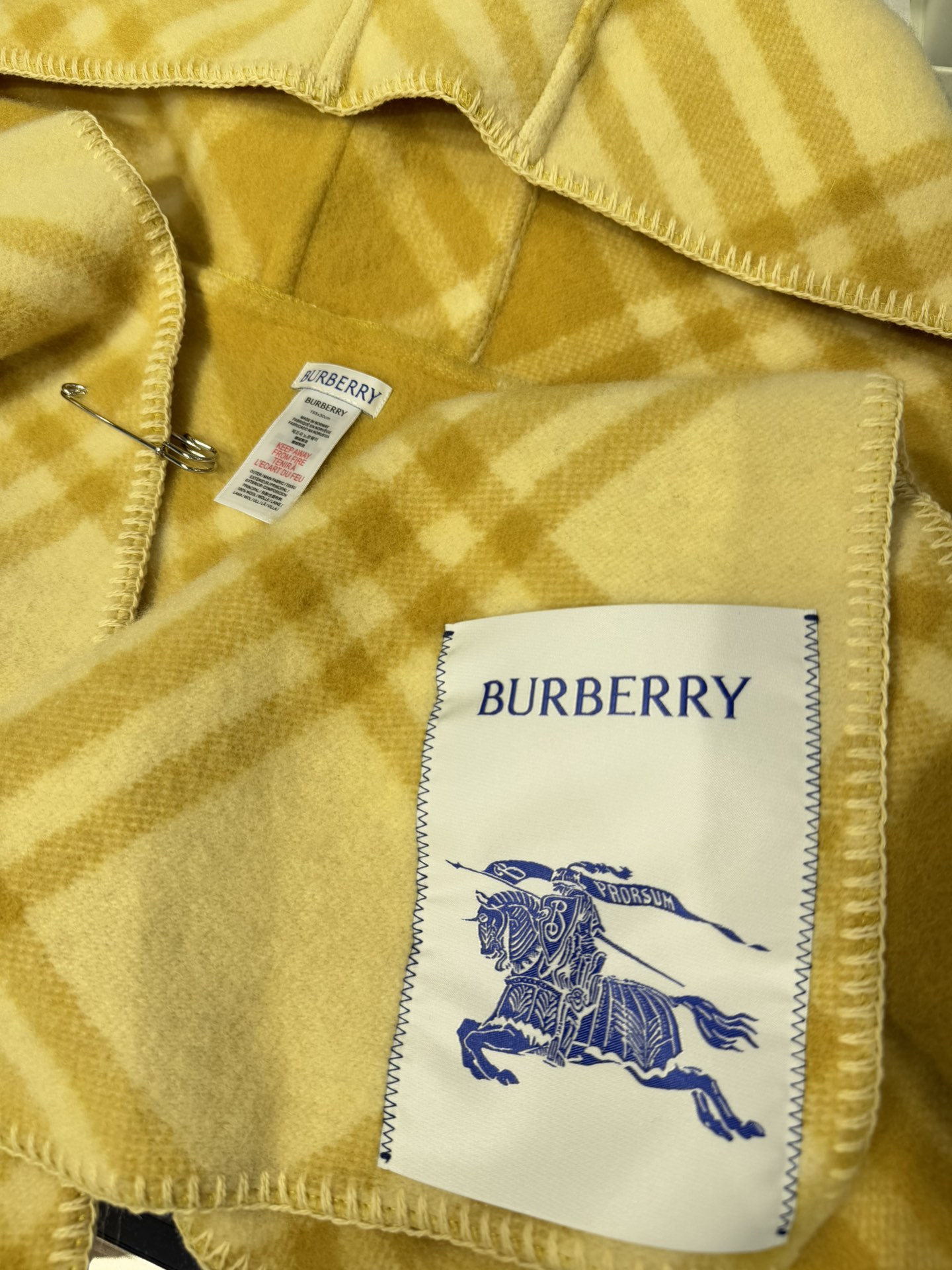 💟盼星星盼月亮出货。带帽款）【配送专柜围巾别针🧷】低调的奢侈感❗️极品柔美精英高手级别的时髦感围巾❗️这