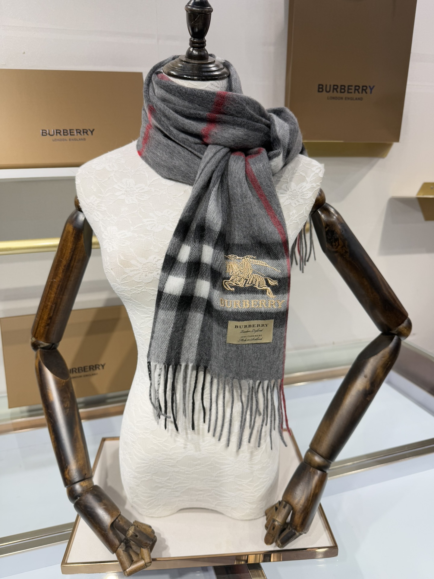 💟Burberry回馈款❗️这才叫真正的家属福利‼️B家这款羊恙绒的面料非常满意~手感真的好到不行‼️寒