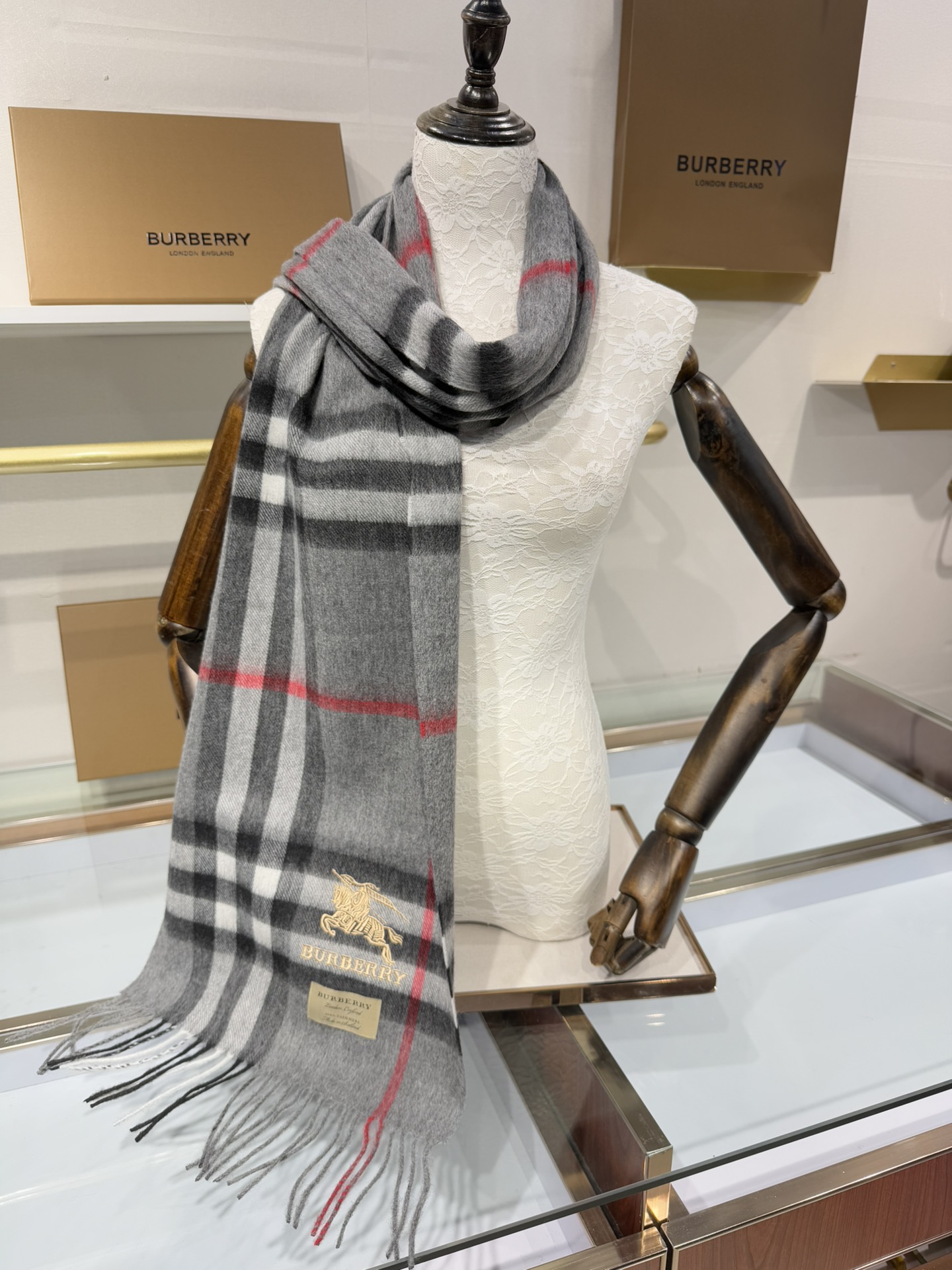 💟Burberry回馈款❗️这才叫真正的家属福利‼️B家这款羊恙绒的面料非常满意~手感真的好到不行‼️寒