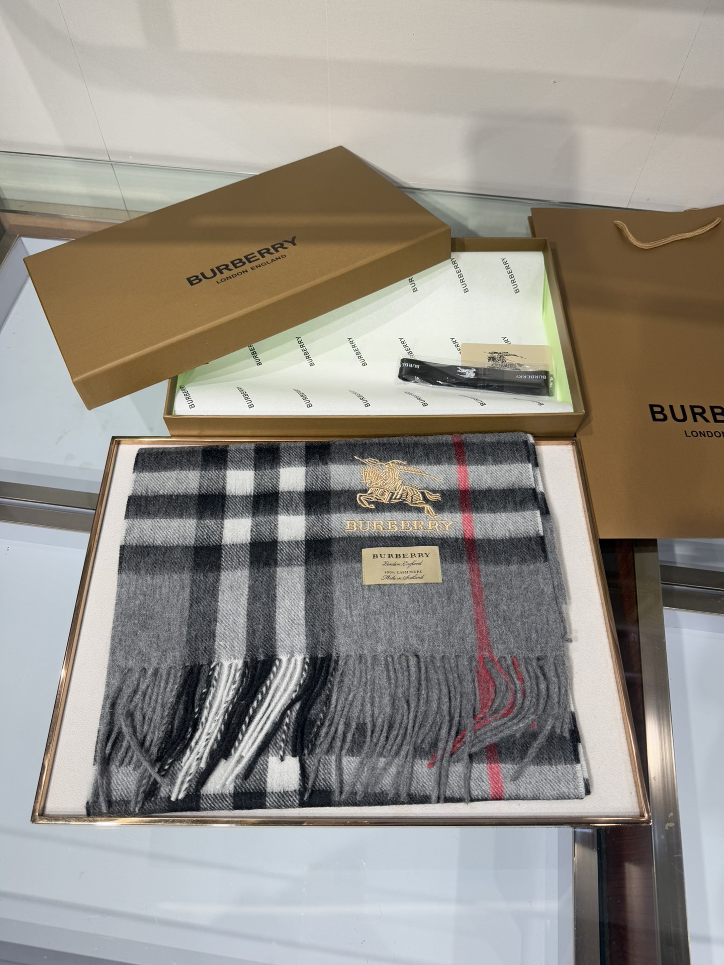 💟Burberry回馈款❗️这才叫真正的家属福利‼️B家这款羊恙绒的面料非常满意~手感真的好到不行‼️寒